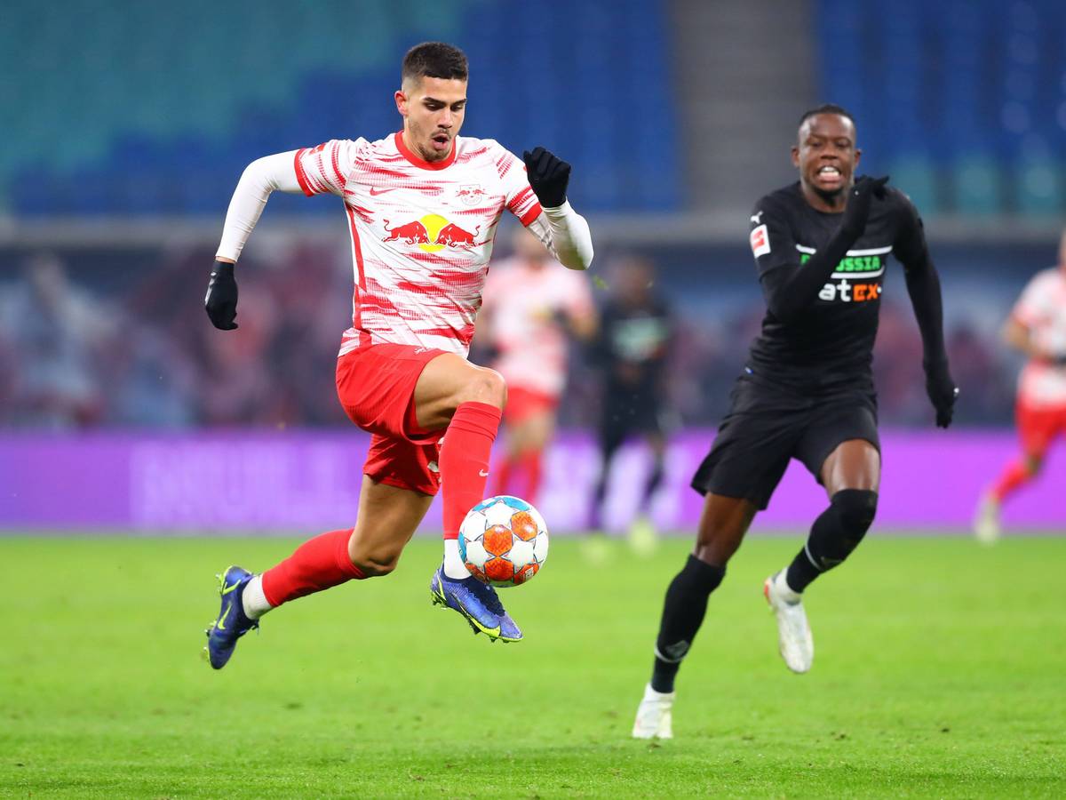 Gladbach-Profi Denis Zakaria läuft RB-Leipzig-Stürmer Andre Silva hinterher. Eine Szene aus dem Bundesliga-Duell zwischen beiden Vereinen am 11. Dezember 2021. Silva sprintet mit Ball, Zakaria ohne.
