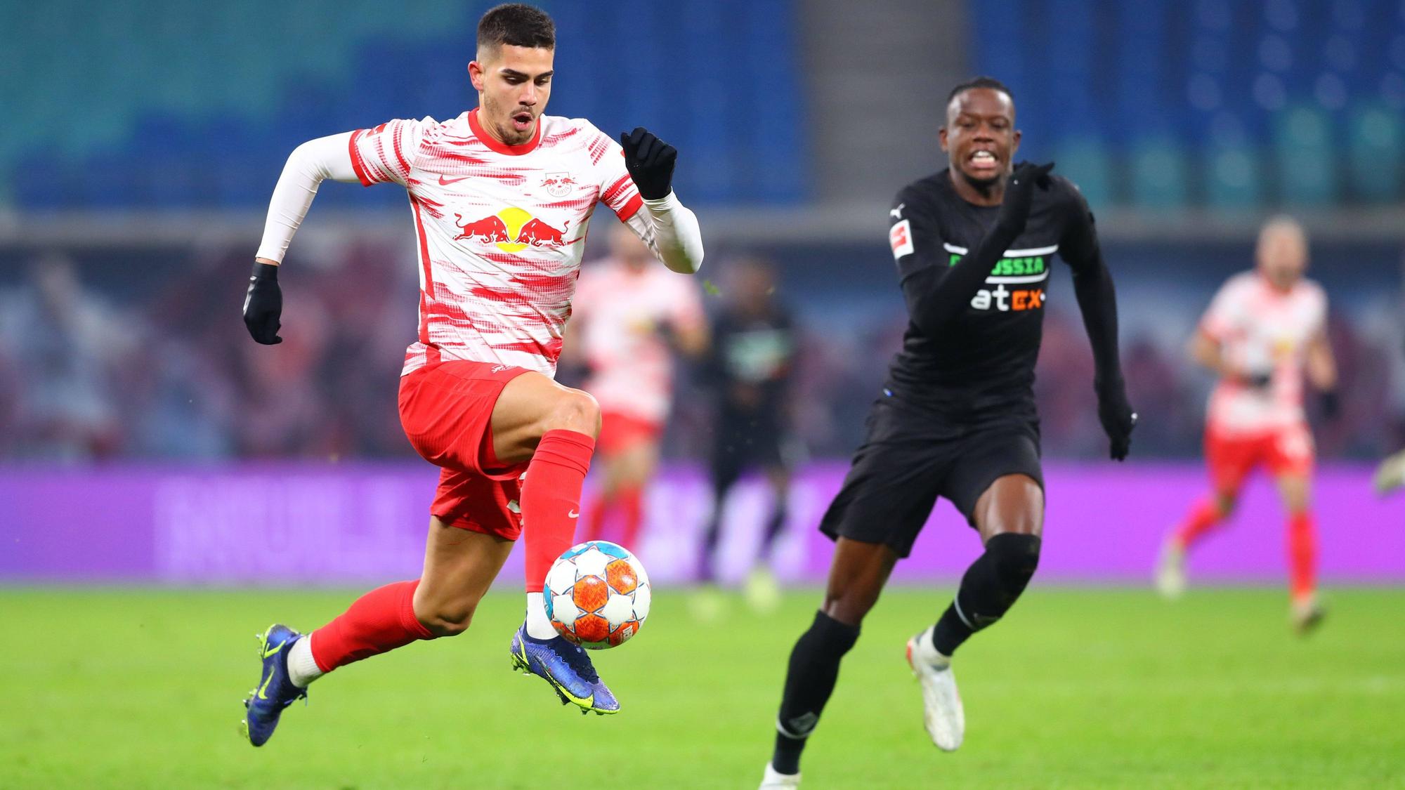 Gladbach-Profi Denis Zakaria läuft RB-Leipzig-Stürmer Andre Silva hinterher. Eine Szene aus dem Bundesliga-Duell zwischen beiden Vereinen am 11. Dezember 2021. Silva sprintet mit Ball, Zakaria ohne.