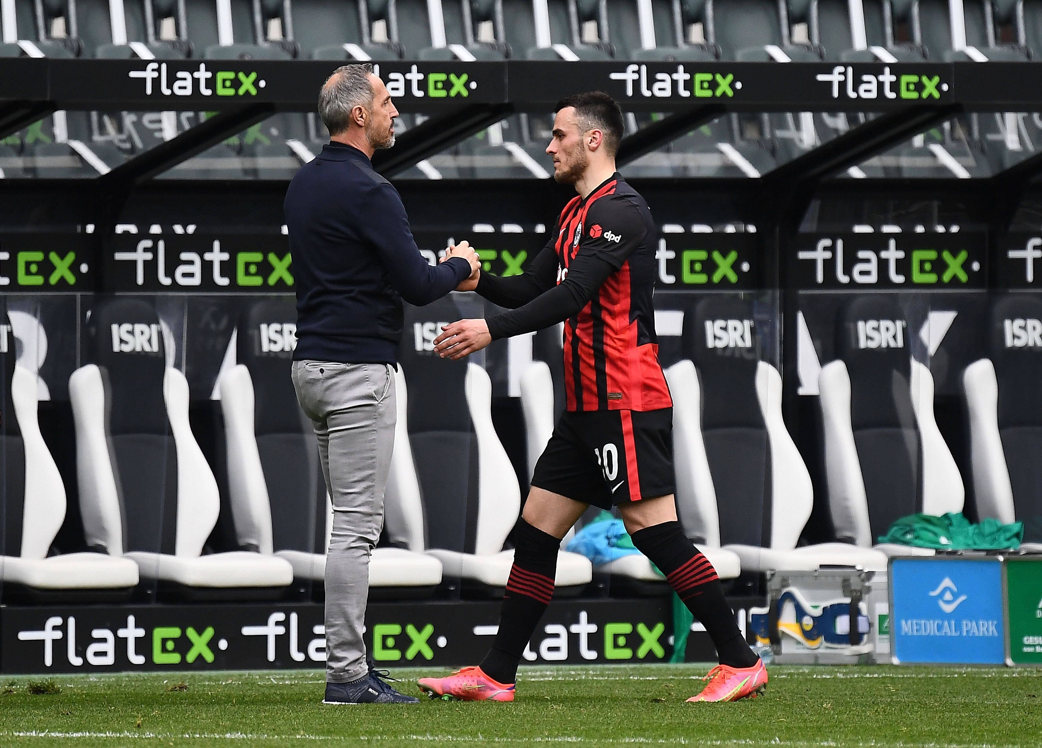 Adi Hütter am 17. April 2021 im Borussia-Park: Seinerzeit noch als Trainer von Eintracht Frankfurt. In dieser Szene klatscht er seinen ehemaligen Spieler Filip Kostic ab. Mittwoch (15. Dezember) trifft Hütter mit Borussia Mönchengladbach auf die Eintracht.