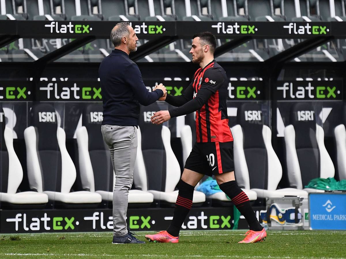 Adi Hütter am 17. April 2021 im Borussia-Park: Seinerzeit noch als Trainer von Eintracht Frankfurt. In dieser Szene klatscht er seinen ehemaligen Spieler Filip Kostic ab. Mittwoch (15. Dezember) trifft Hütter mit Borussia Mönchengladbach auf die Eintracht.