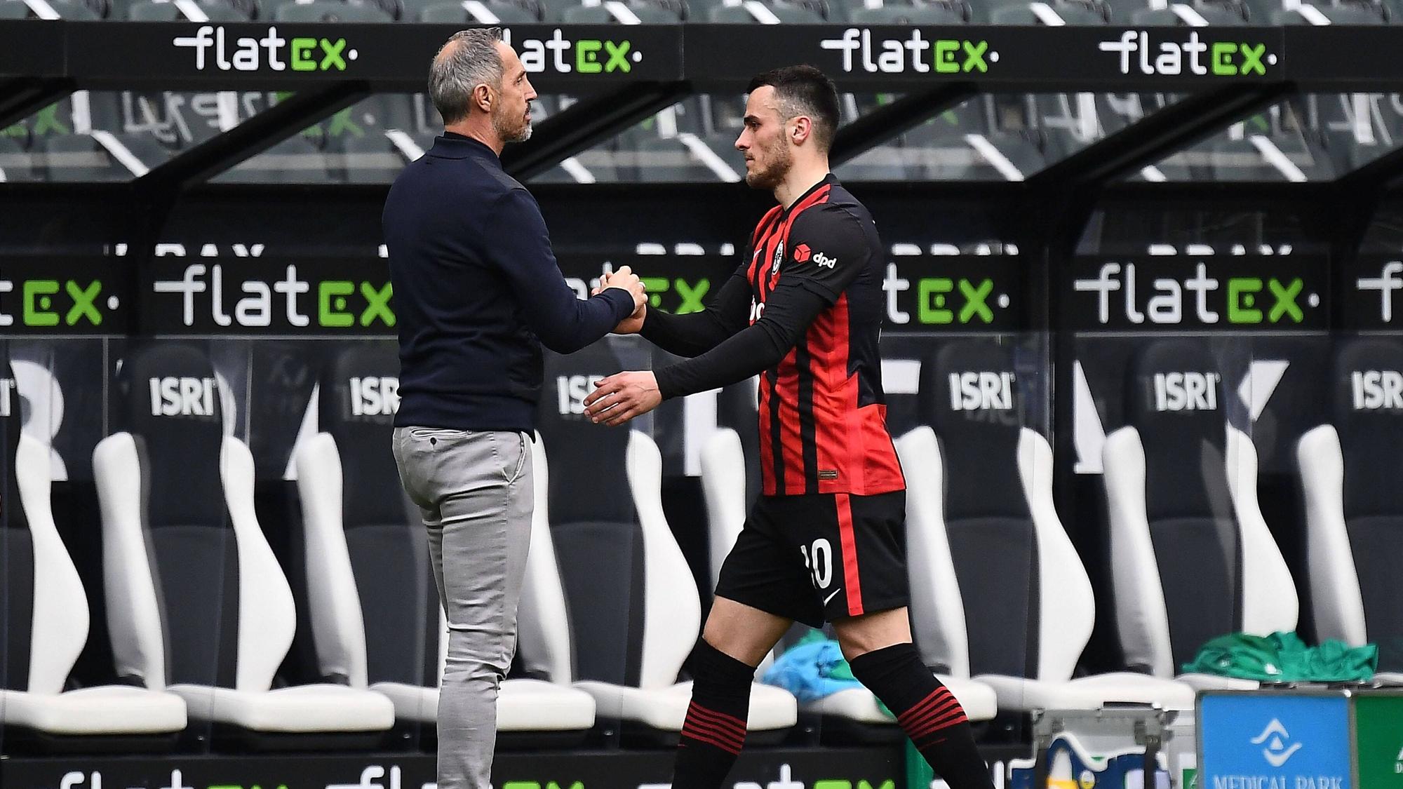 Adi Hütter am 17. April 2021 im Borussia-Park: Seinerzeit noch als Trainer von Eintracht Frankfurt. In dieser Szene klatscht er seinen ehemaligen Spieler Filip Kostic ab. Mittwoch (15. Dezember) trifft Hütter mit Borussia Mönchengladbach auf die Eintracht.