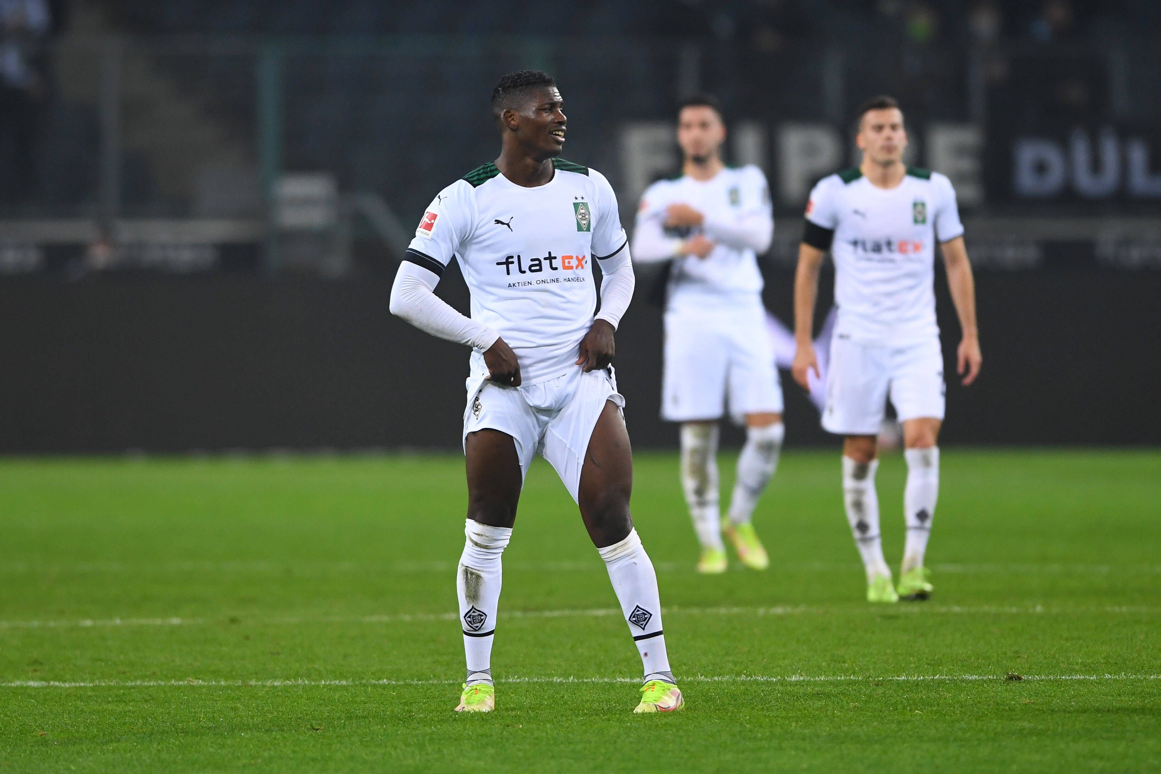 Gladbach-Stürmer Breel Embolo im Bundesliga-Duell mit Eintracht Frankfurt am Mittwoch (15. Dezember 2021). Im Hintergrund sind Laszlo Benes und Ramy Bensebaini zu sehen. Embolo zieht an seiner Hose.