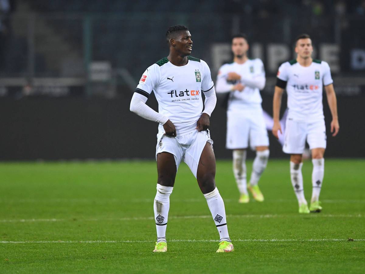 Gladbach-Stürmer Breel Embolo im Bundesliga-Duell mit Eintracht Frankfurt am Mittwoch (15. Dezember 2021). Im Hintergrund sind Laszlo Benes und Ramy Bensebaini zu sehen. Embolo zieht an seiner Hose.