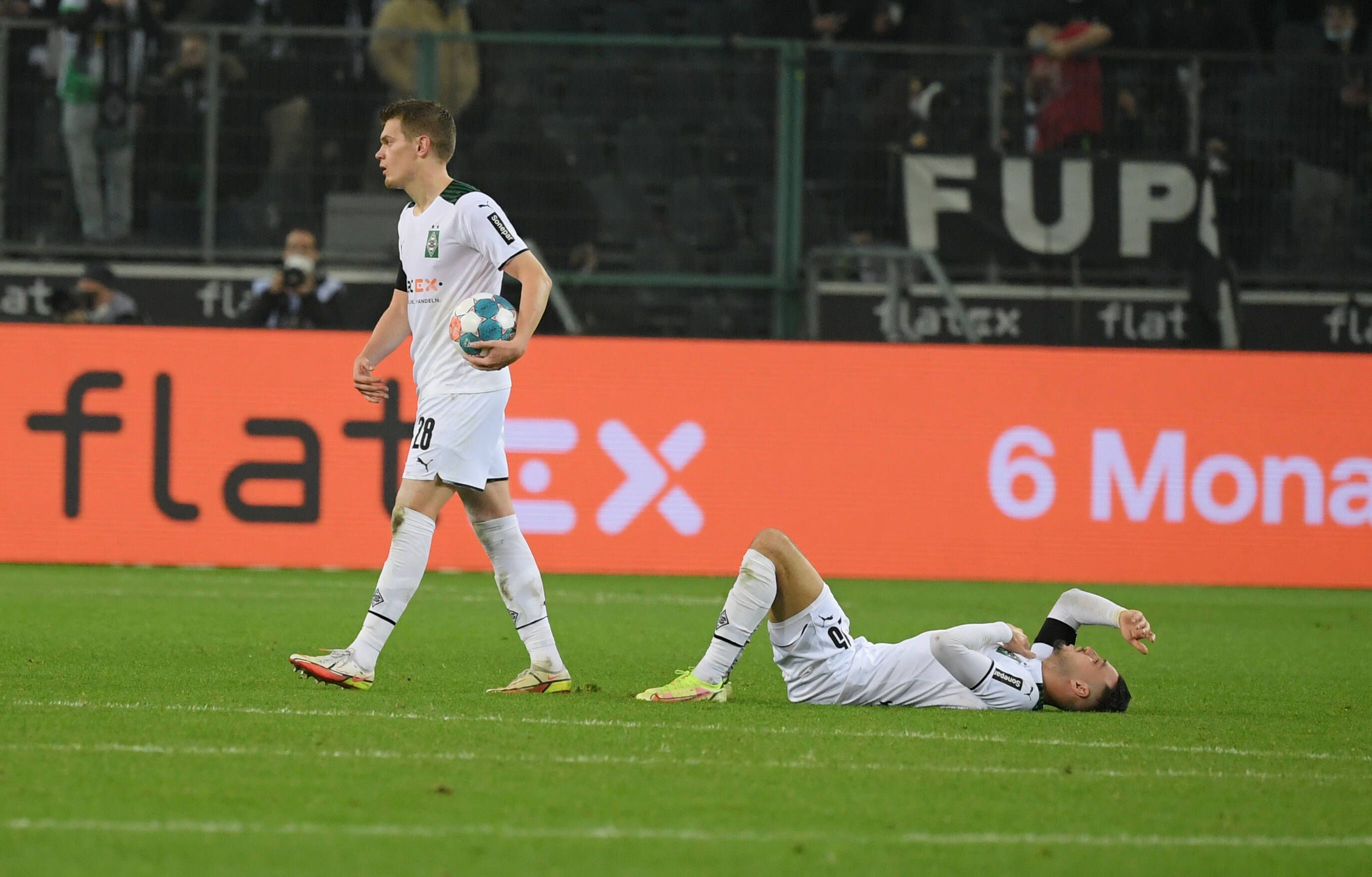 Matthias Ginter (l.) und Ramy Bensebaini (r.) von Borussia Mönchengladbach nach dem verlorenen Spiel gegen Eintracht Frankfurt am 15. Dezember 2021.