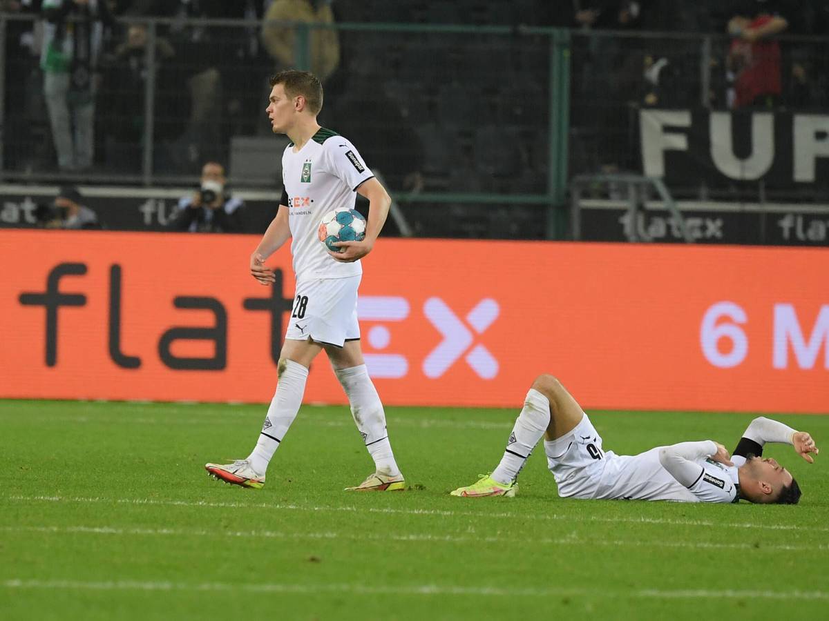 Matthias Ginter (l.) und Ramy Bensebaini (r.) von Borussia Mönchengladbach nach dem verlorenen Spiel gegen Eintracht Frankfurt am 15. Dezember 2021.