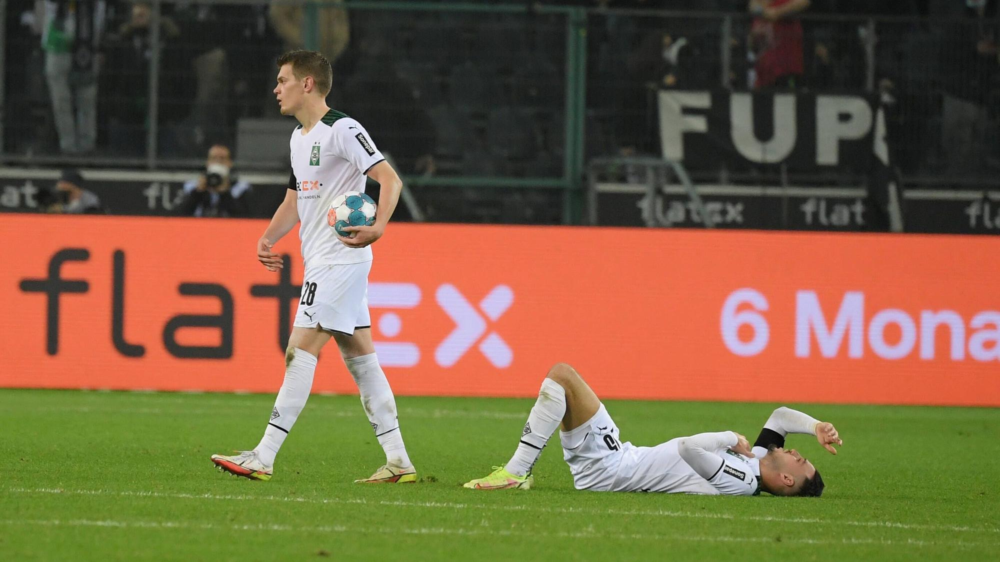 Matthias Ginter (l.) und Ramy Bensebaini (r.) von Borussia Mönchengladbach nach dem verlorenen Spiel gegen Eintracht Frankfurt am 15. Dezember 2021.