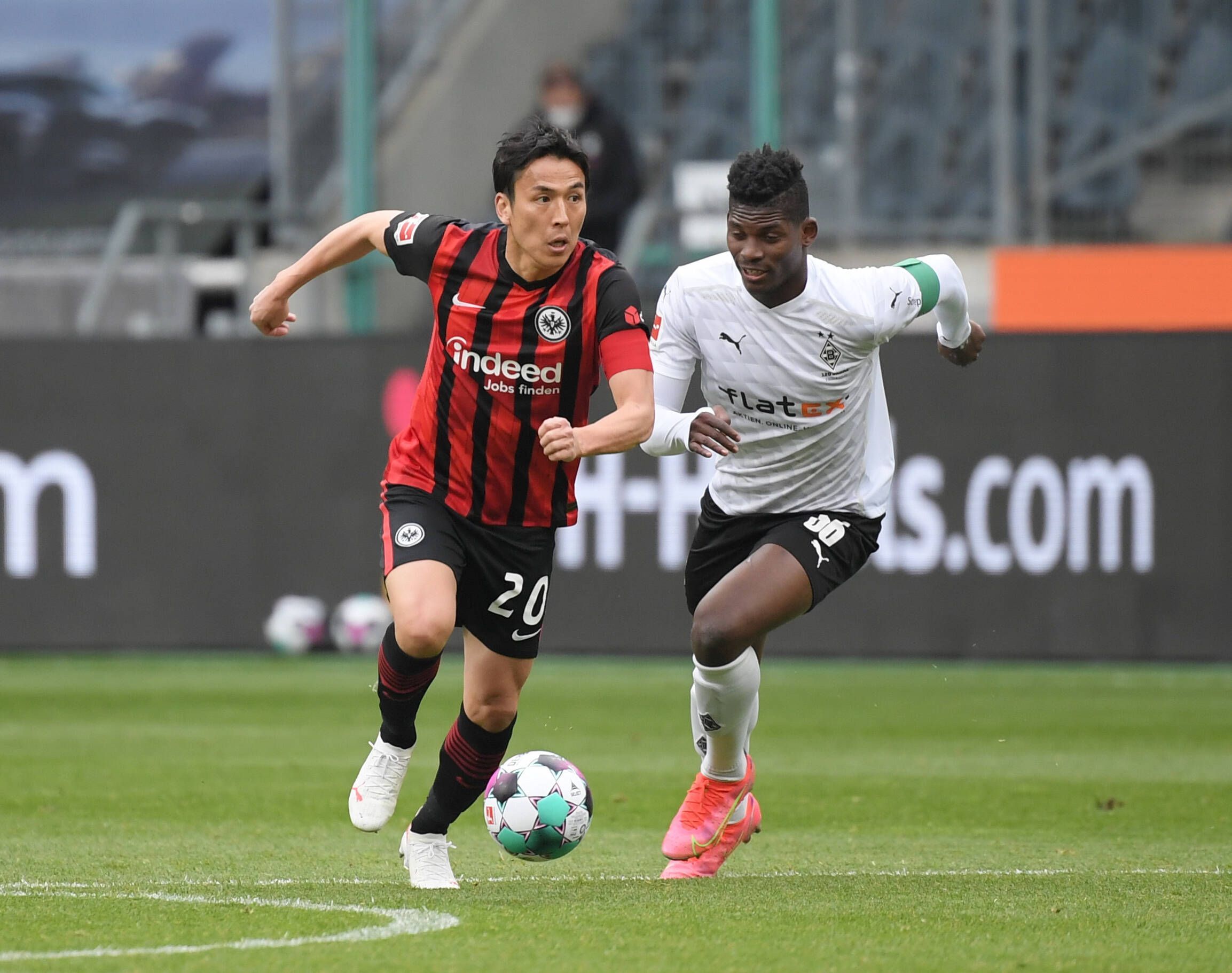 Makoto Hasebe (l.) von Eintracht Frankfurt im Zweikampf mit Breel Embolo (r.) von Borussia Mönchengladbach am 17.04.202 im Borussia-Park.