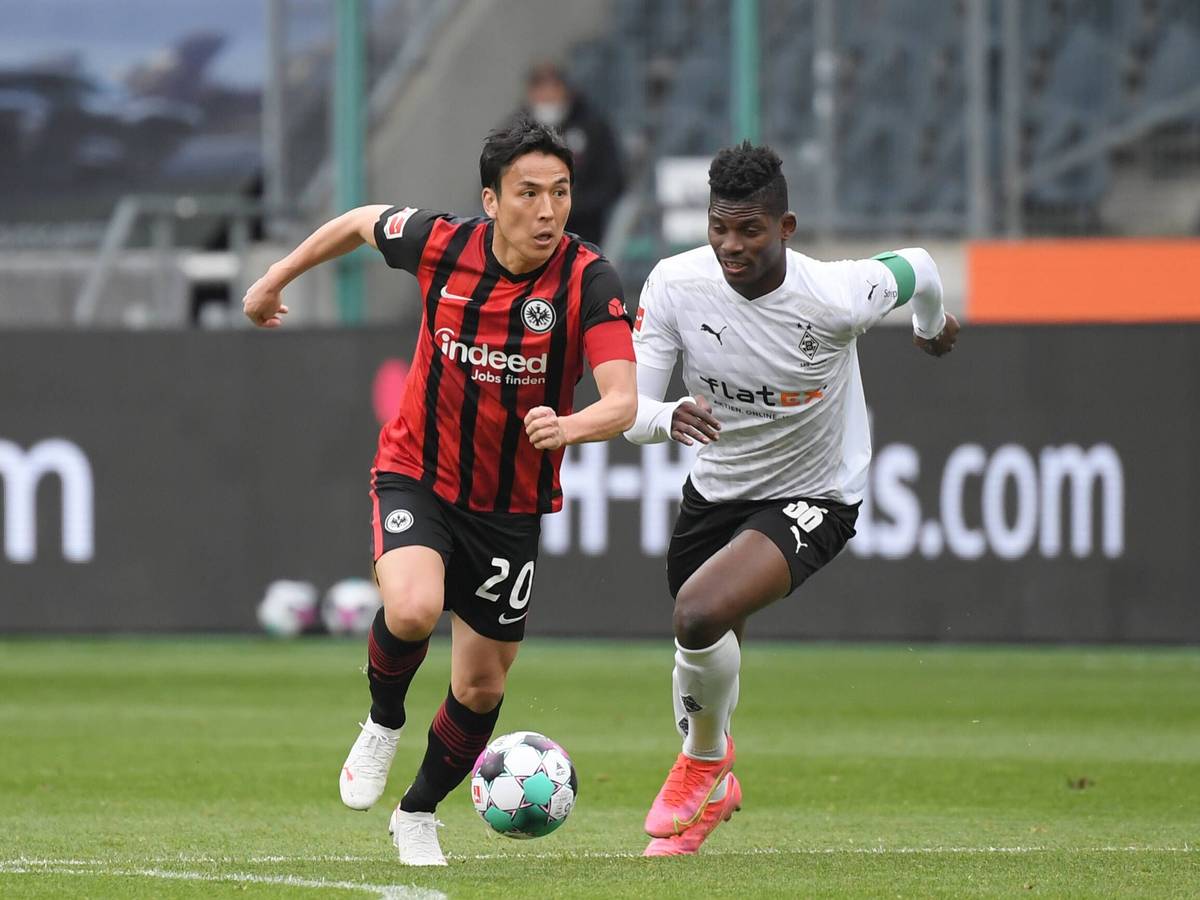 Makoto Hasebe (l.) von Eintracht Frankfurt im Zweikampf mit Breel Embolo (r.) von Borussia Mönchengladbach am 17.04.202 im Borussia-Park.