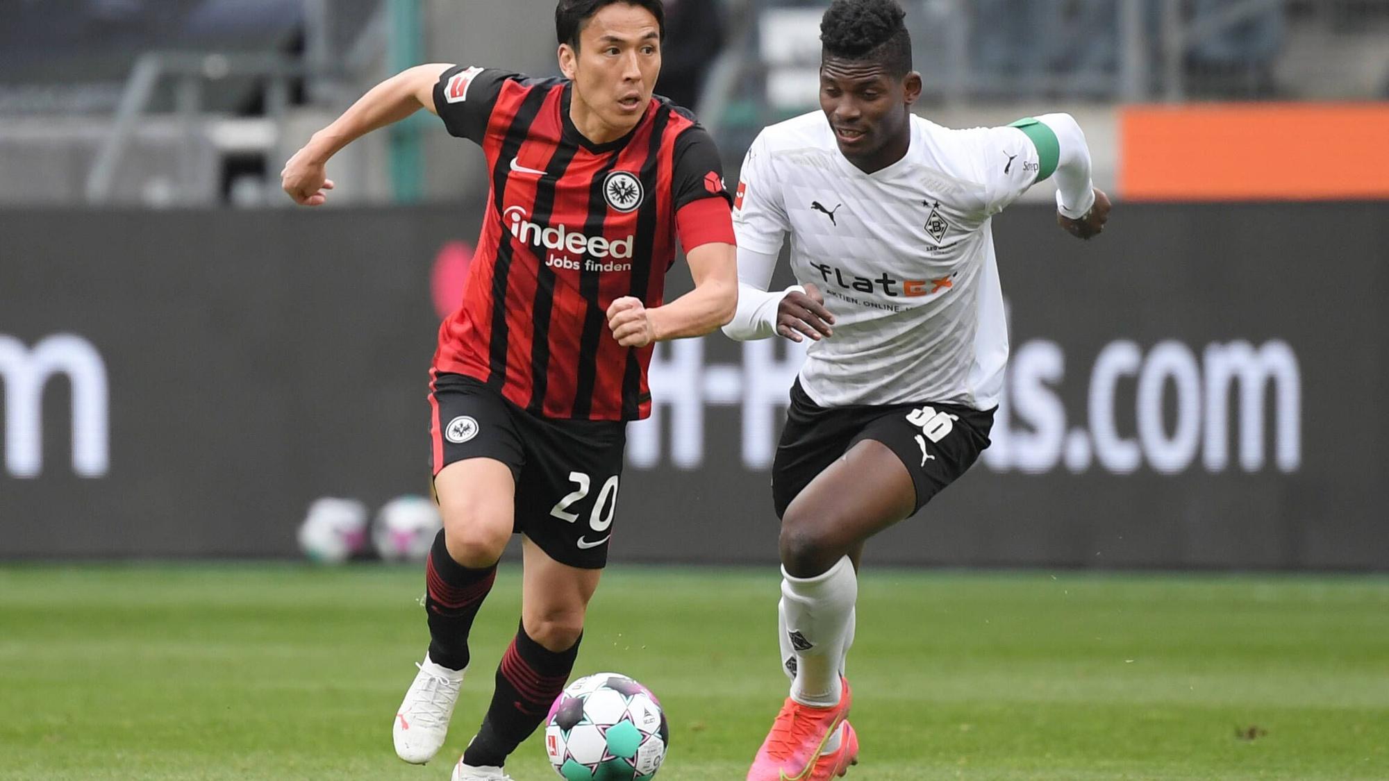 Makoto Hasebe (l.) von Eintracht Frankfurt im Zweikampf mit Breel Embolo (r.) von Borussia Mönchengladbach am 17.04.202 im Borussia-Park.