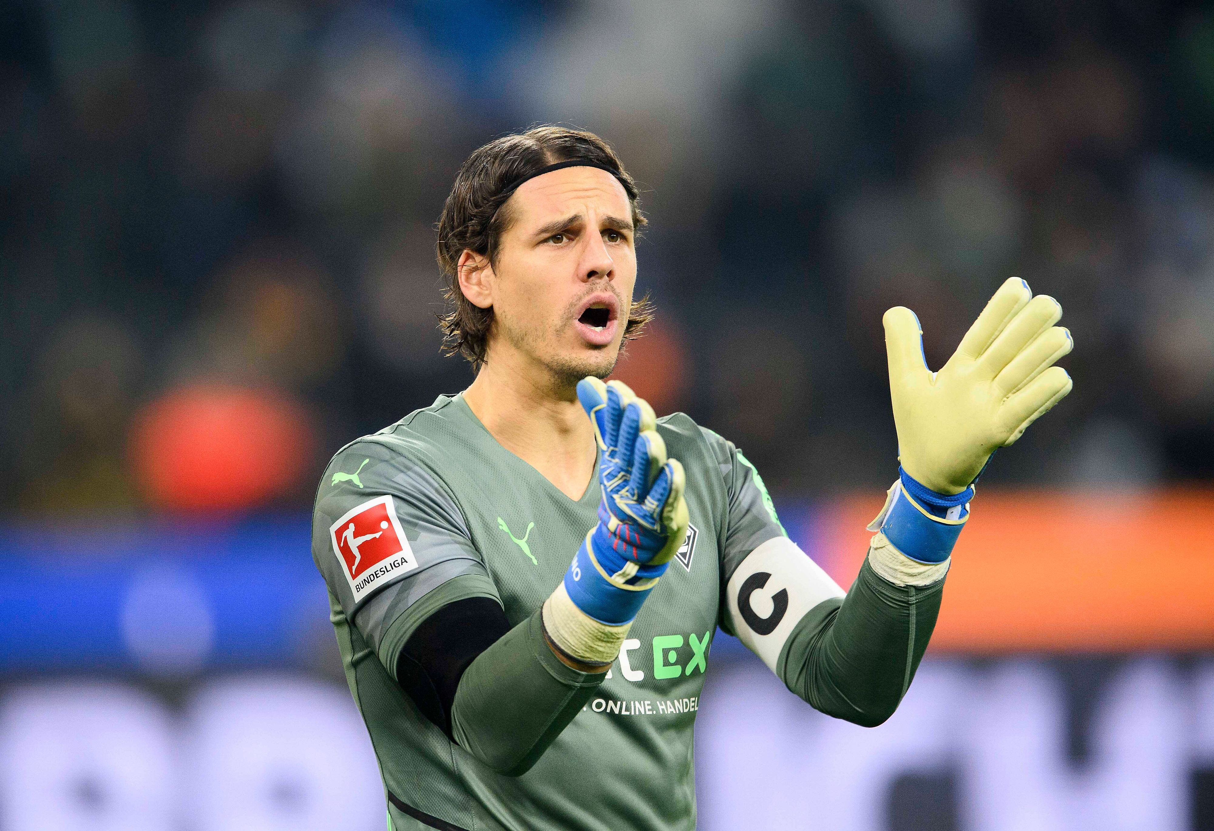 Torwart Yann Sommer von Borussia Mönchengladbach feuert sein Team beim Match gegen Eintracht Frankfurt am 15. Dezember 2021 an.