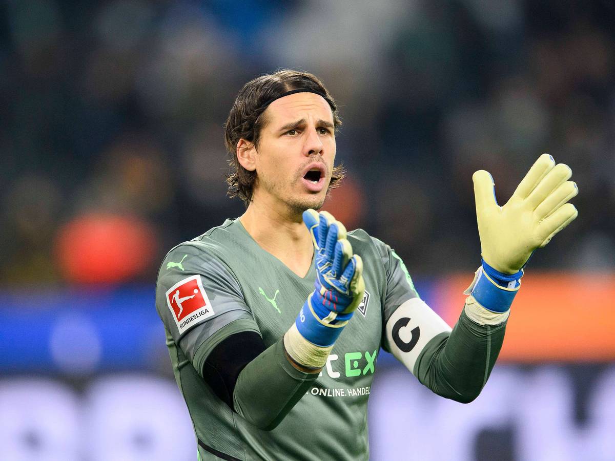 Torwart Yann Sommer von Borussia Mönchengladbach feuert sein Team beim Match gegen Eintracht Frankfurt am 15. Dezember 2021 an.