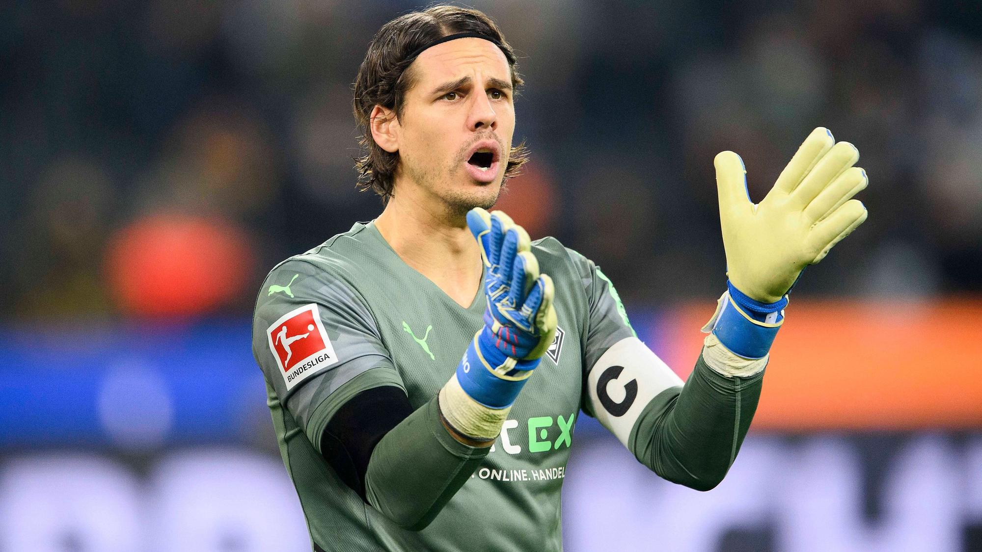 Torwart Yann Sommer von Borussia Mönchengladbach feuert sein Team beim Match gegen Eintracht Frankfurt am 15. Dezember 2021 an.
