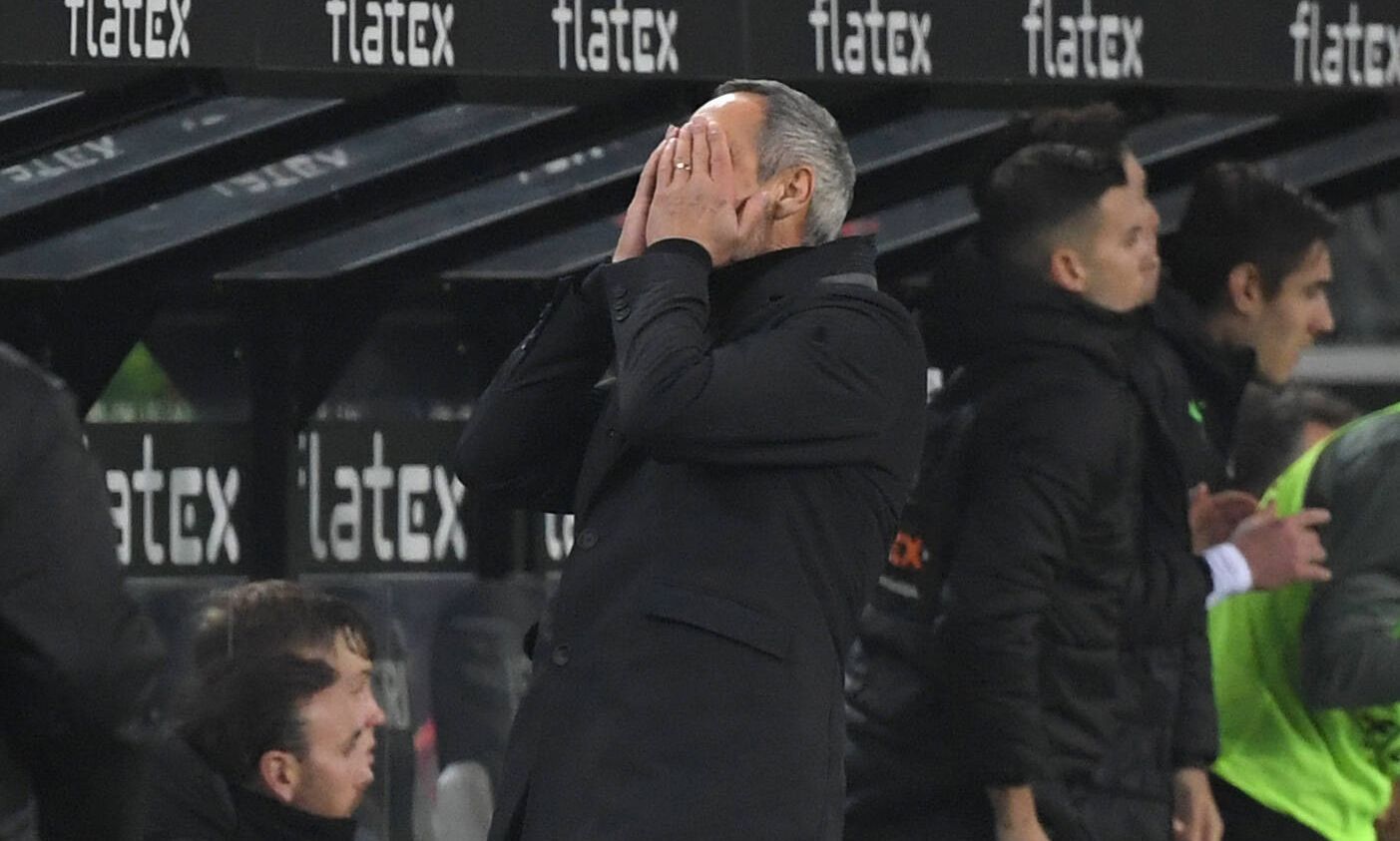 Gladbach-Trainer Adi Hütter hält sich während der Niederlage gegen Eintracht Frankfurt im Borussia-Park (15. Dezember 2021) die Hände vor das Gesicht.