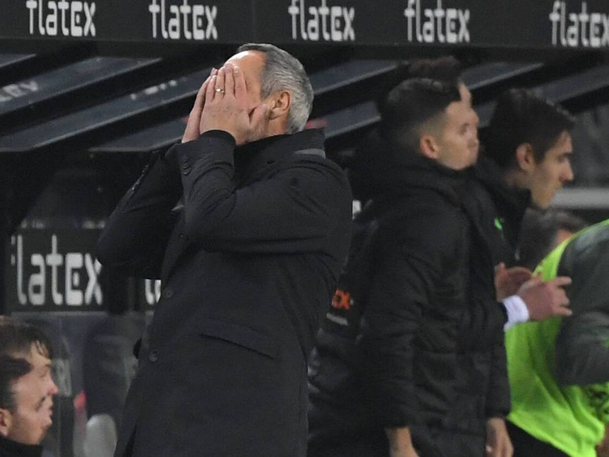 Gladbach-Trainer Adi Hütter hält sich während der Niederlage gegen Eintracht Frankfurt im Borussia-Park (15. Dezember 2021) die Hände vor das Gesicht.