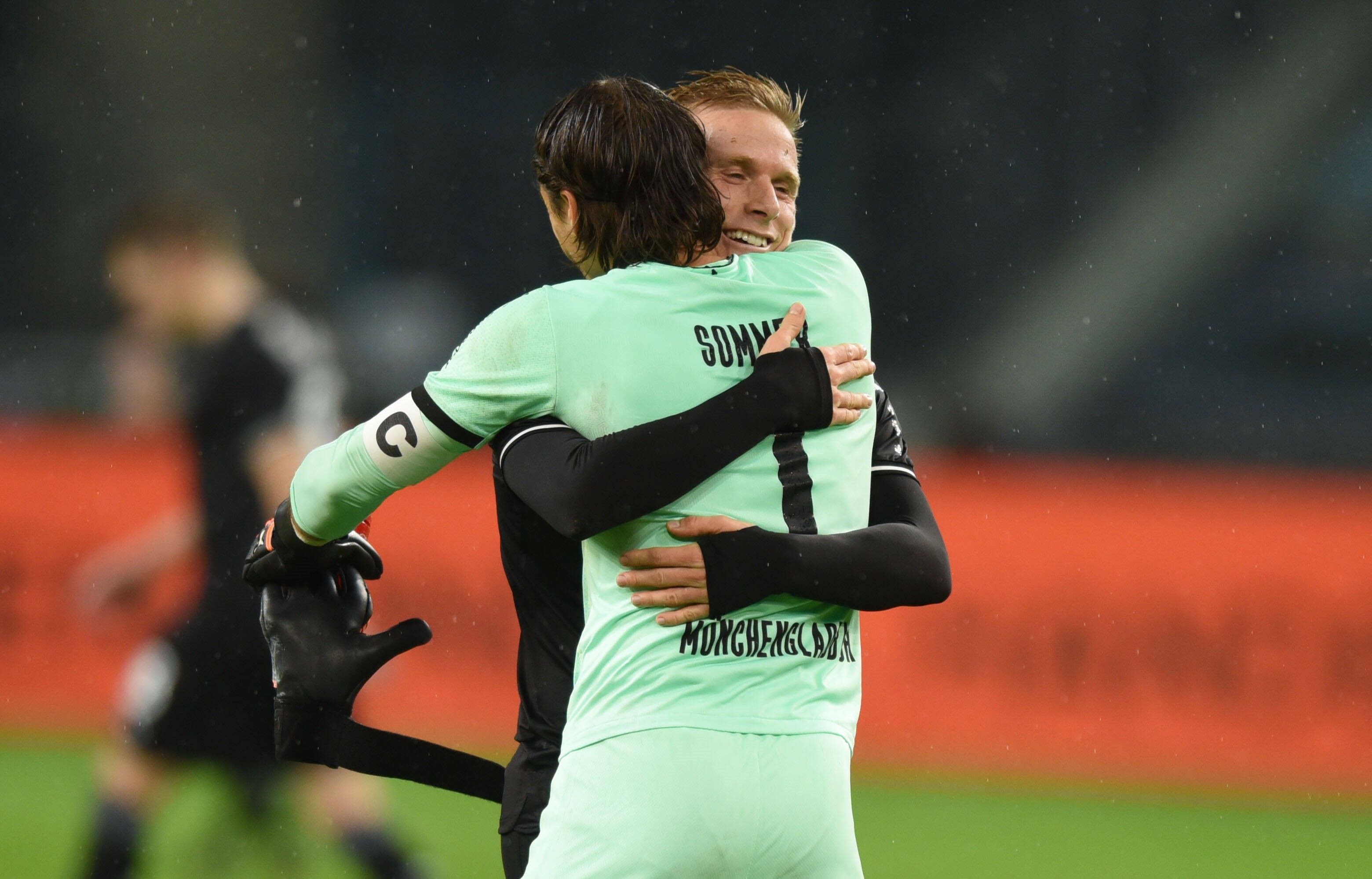 Oscar Wendt und Yann Sommer liegen sich in den Armen, am 21. Oktober 2021, nach einem Heimspiel von Borussia Mönchengladbach gegen RB Leipzig.