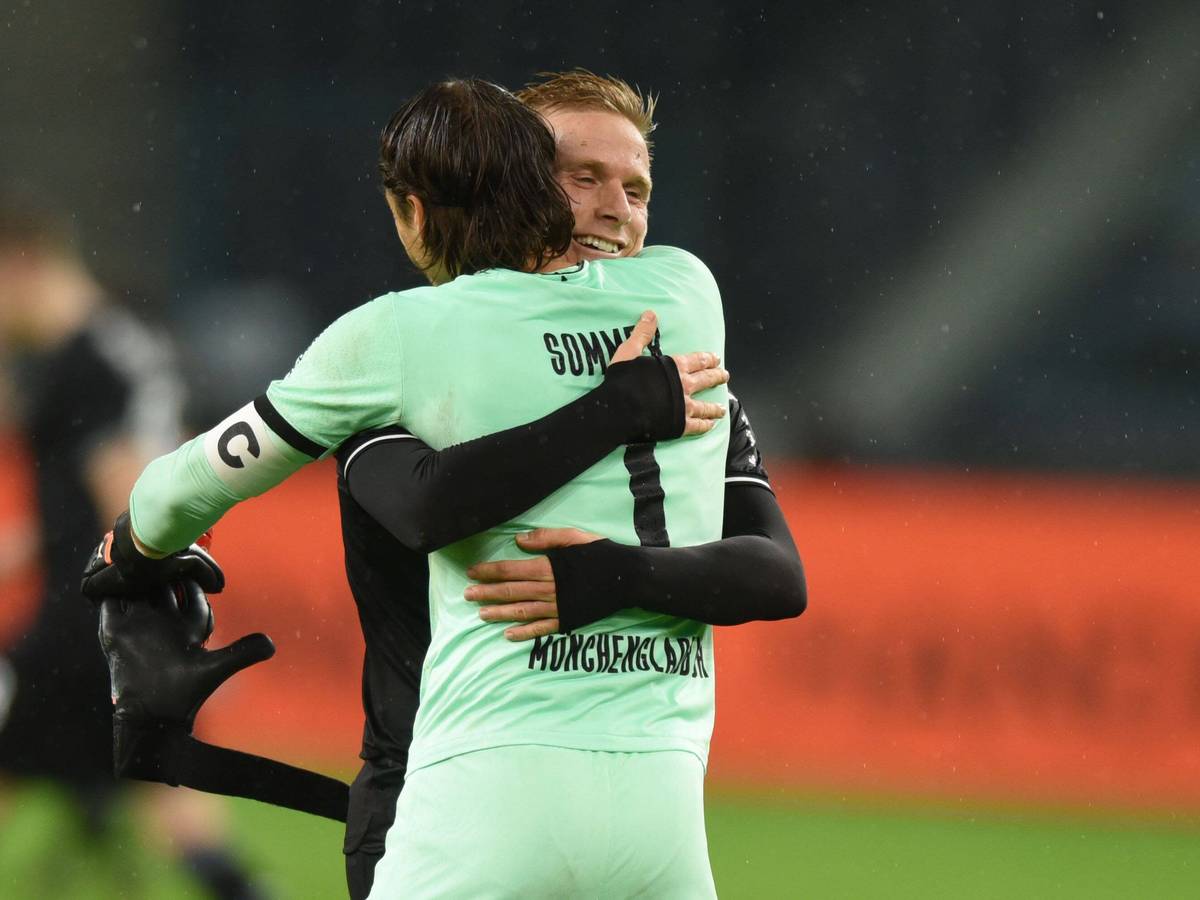 Oscar Wendt und Yann Sommer liegen sich in den Armen, am 21. Oktober 2021, nach einem Heimspiel von Borussia Mönchengladbach gegen RB Leipzig.