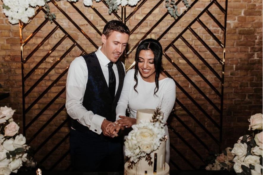 Max Kruse (l.), ehemaliger Spieler von Borussia Mönchengladbach und heutiger Profi bei Union Berlin, hat am Donnerstag (16. Dezember 2021) seine Freundin Dilara Mardine (r.) geheiratet. Das Foto zeigt das Paar beim Anschneiden der Hochzeitstorte.