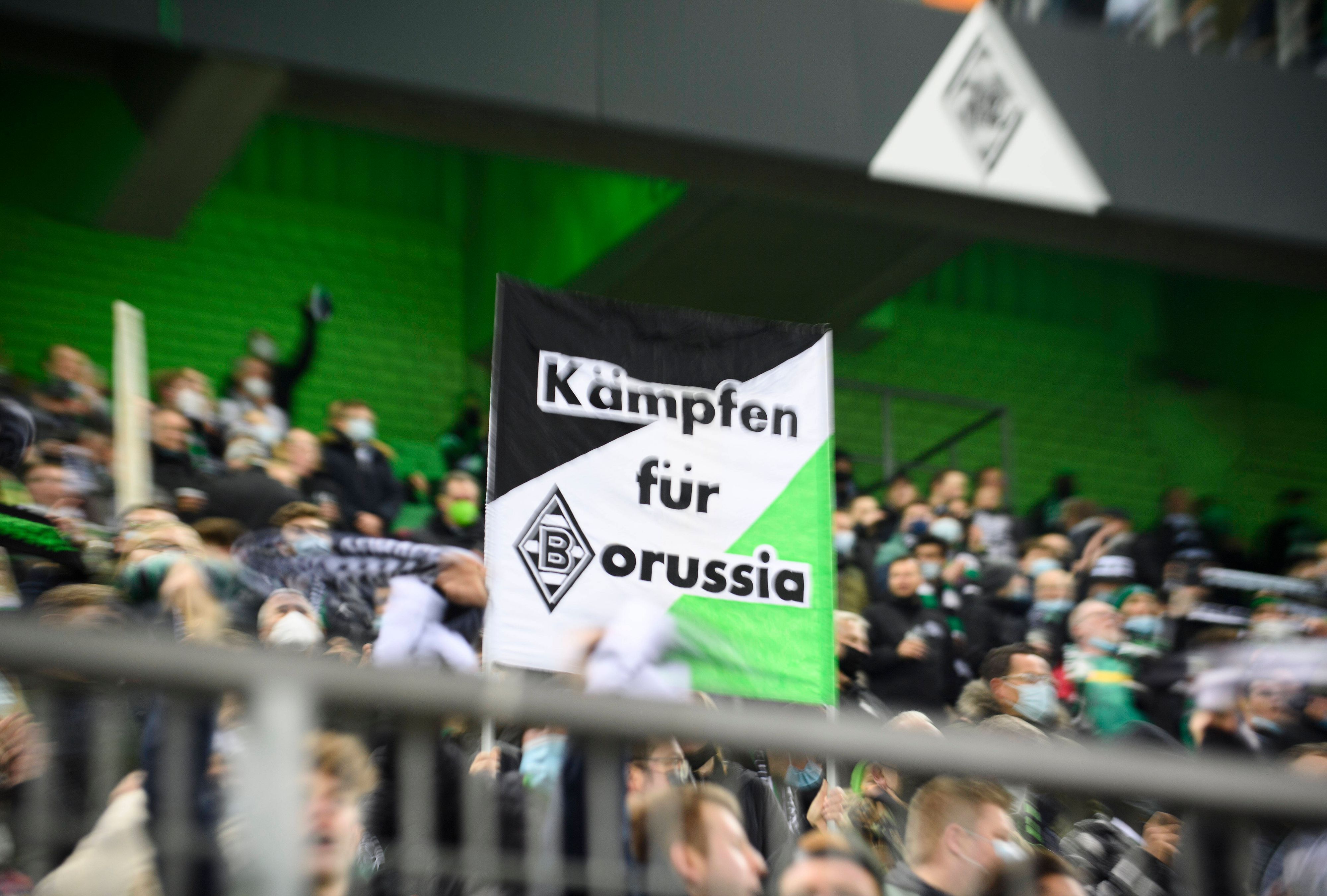 Die VfL-Fans fordern Kampf: Am 16. Bundesliga-Spieltag hält ein Gladbach-Anhänger ein Transparent hoch.