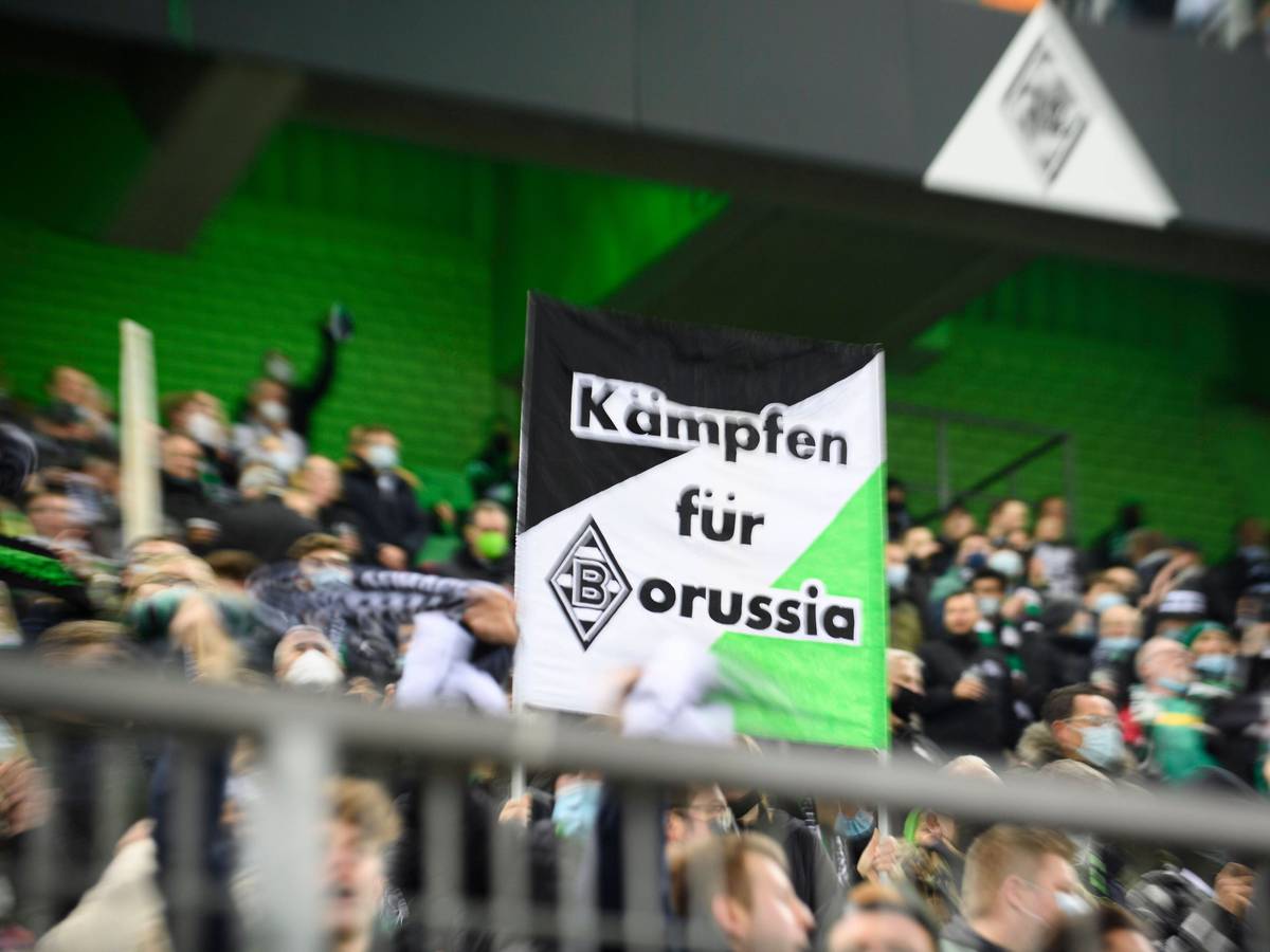 Die VfL-Fans fordern Kampf: Am 16. Bundesliga-Spieltag hält ein Gladbach-Anhänger ein Transparent hoch.