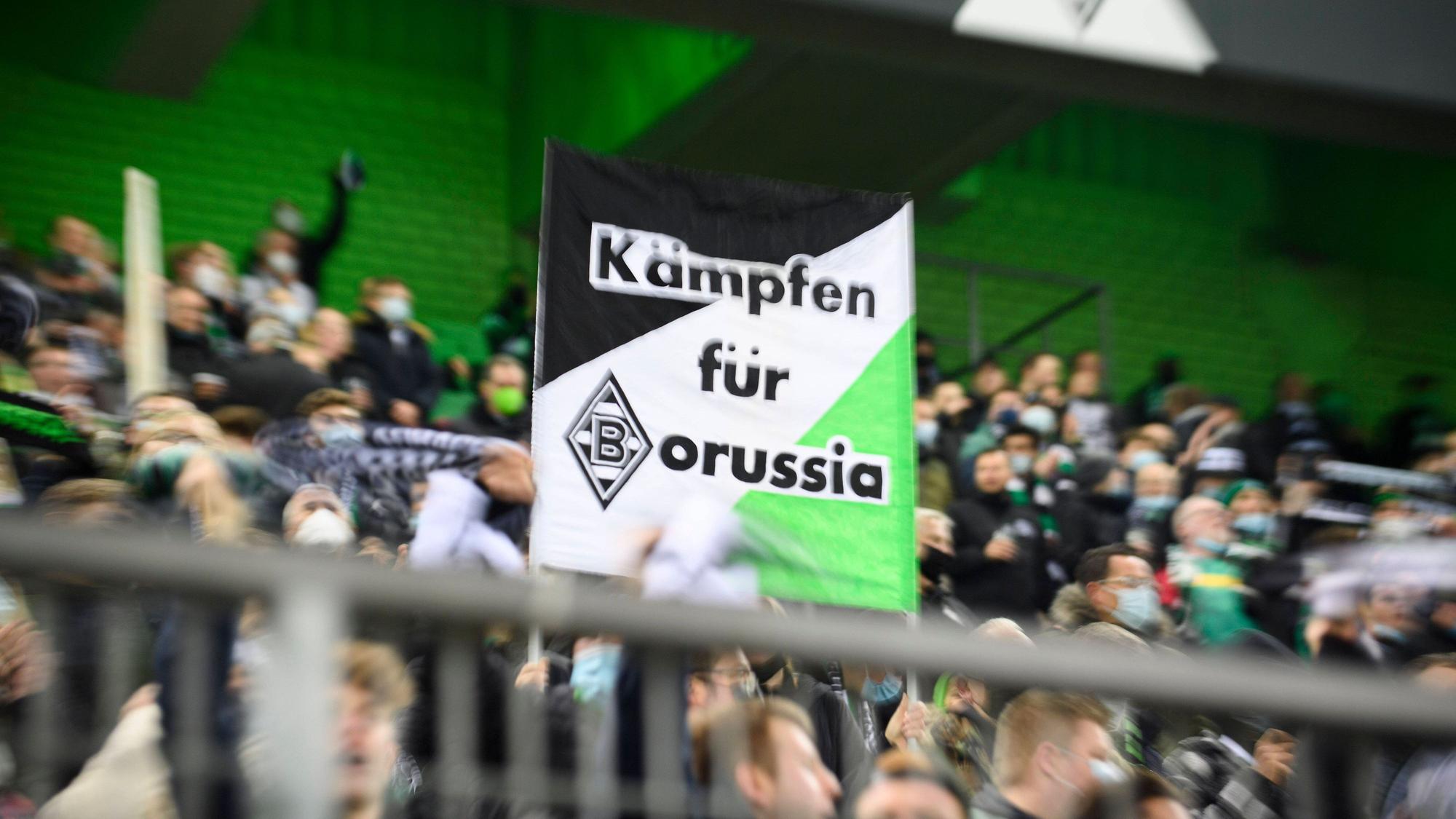 Die VfL-Fans fordern Kampf: Am 16. Bundesliga-Spieltag hält ein Gladbach-Anhänger ein Transparent hoch.