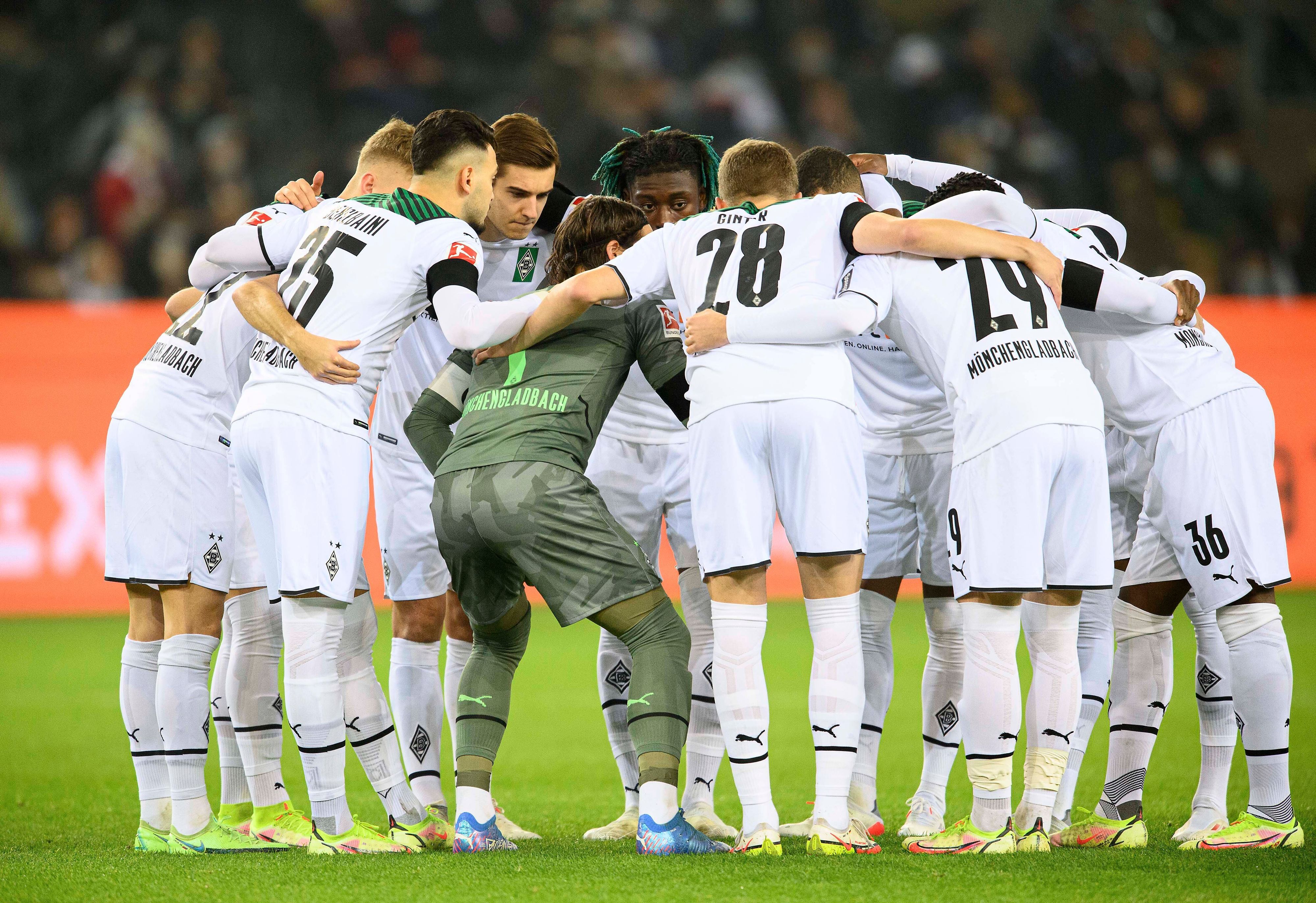 Dem Team von Borussia Mönchengladbach, hier am 15. Dezember 2021 beim EInschwören im Mannschaftskreis, fehlen beim Spiel in Hoffenheim mehrere Stammspieler.