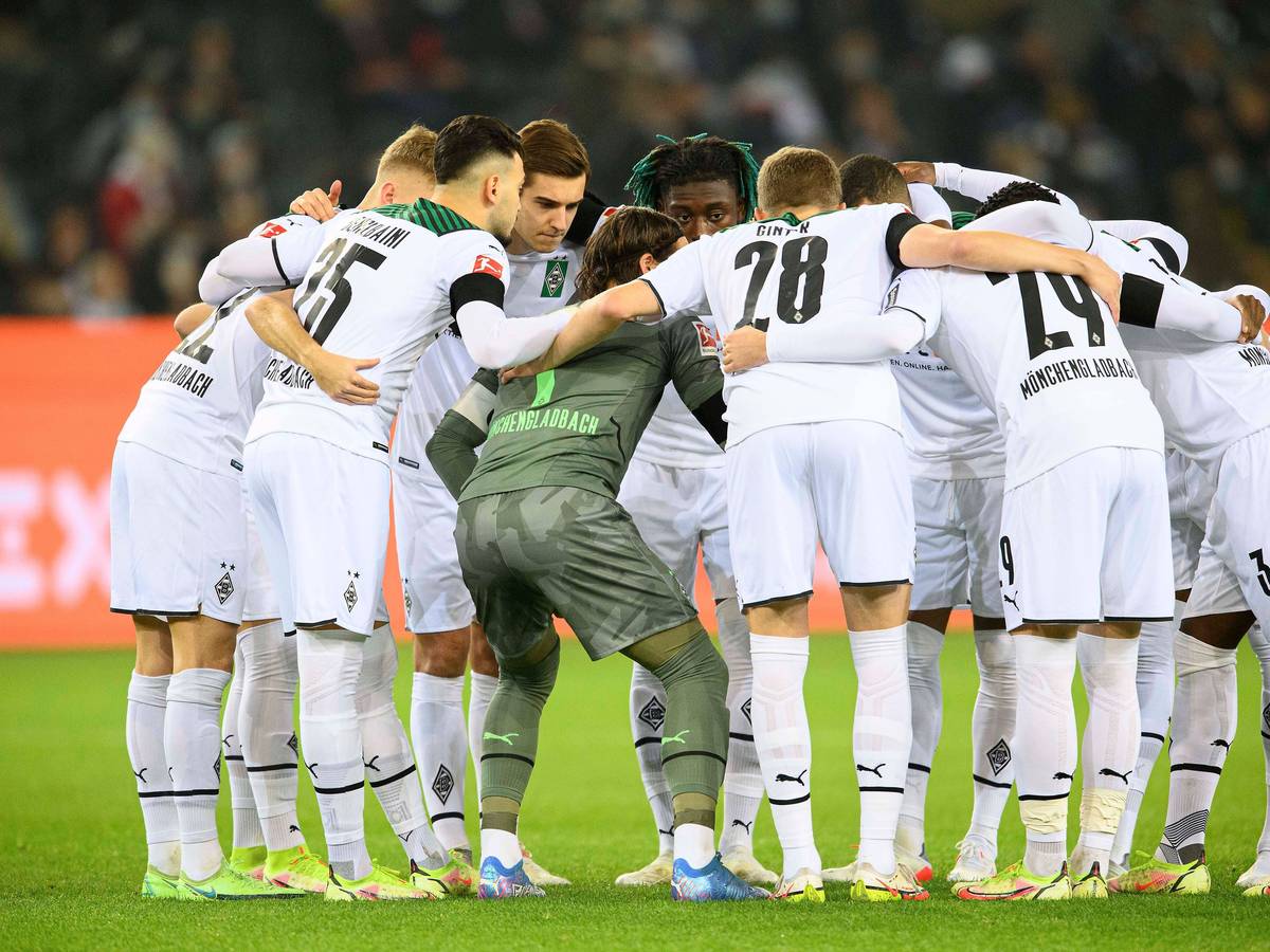 Dem Team von Borussia Mönchengladbach, hier am 15. Dezember 2021 beim EInschwören im Mannschaftskreis, fehlen beim Spiel in Hoffenheim mehrere Stammspieler.