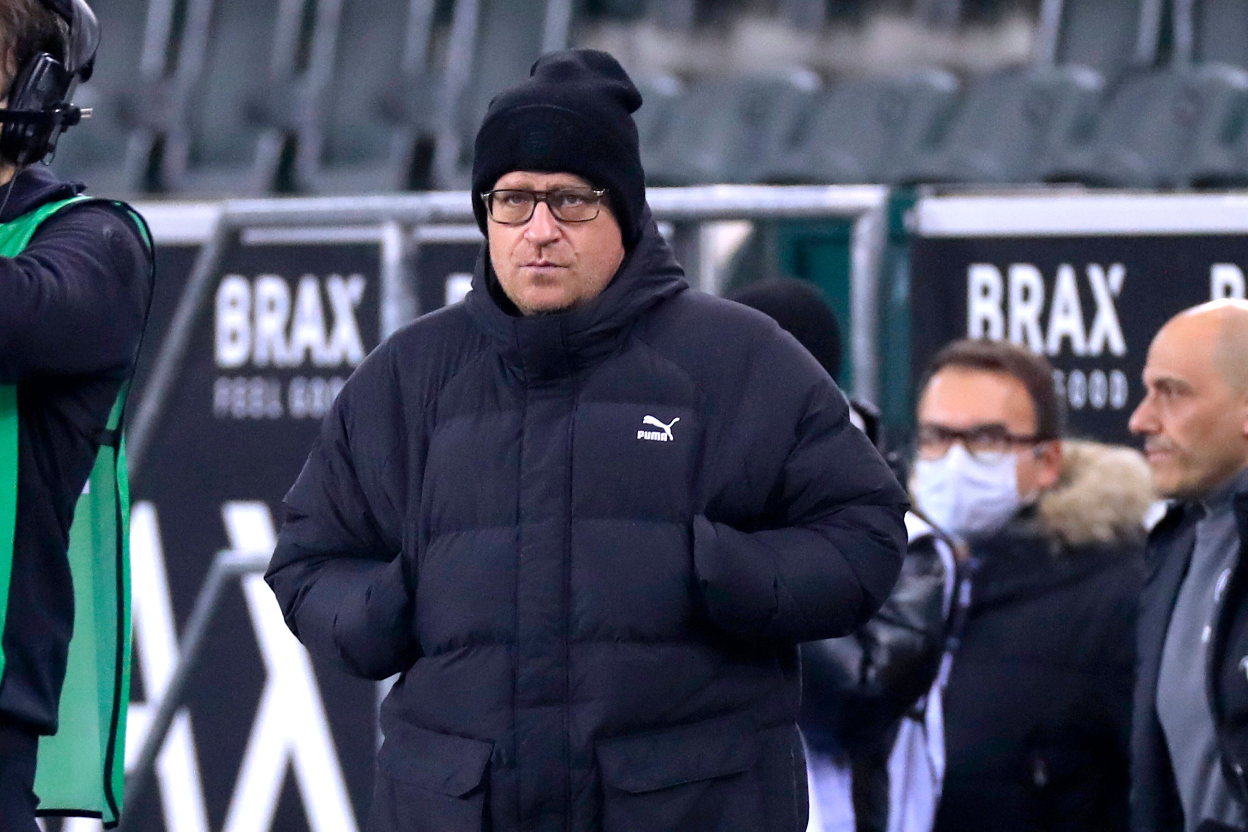 Max Eberl, Sportdirektor von Borussia Mönchengladbach, hat die Hände in den Jackentaschen und läuft mit ernstem Blick an der Seitenlinie im Spiel der Gladbacher gegen Eintracht Frankfurt am 16. Dezember 2021.