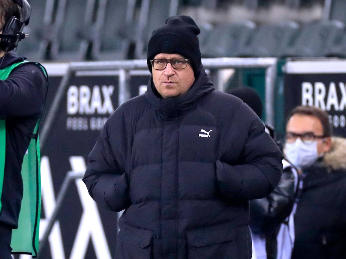 Max Eberl, Sportdirektor von Borussia Mönchengladbach, hat die Hände in den Jackentaschen und läuft mit ernstem Blick an der Seitenlinie im Spiel der Gladbacher gegen Eintracht Frankfurt am 16. Dezember 2021.