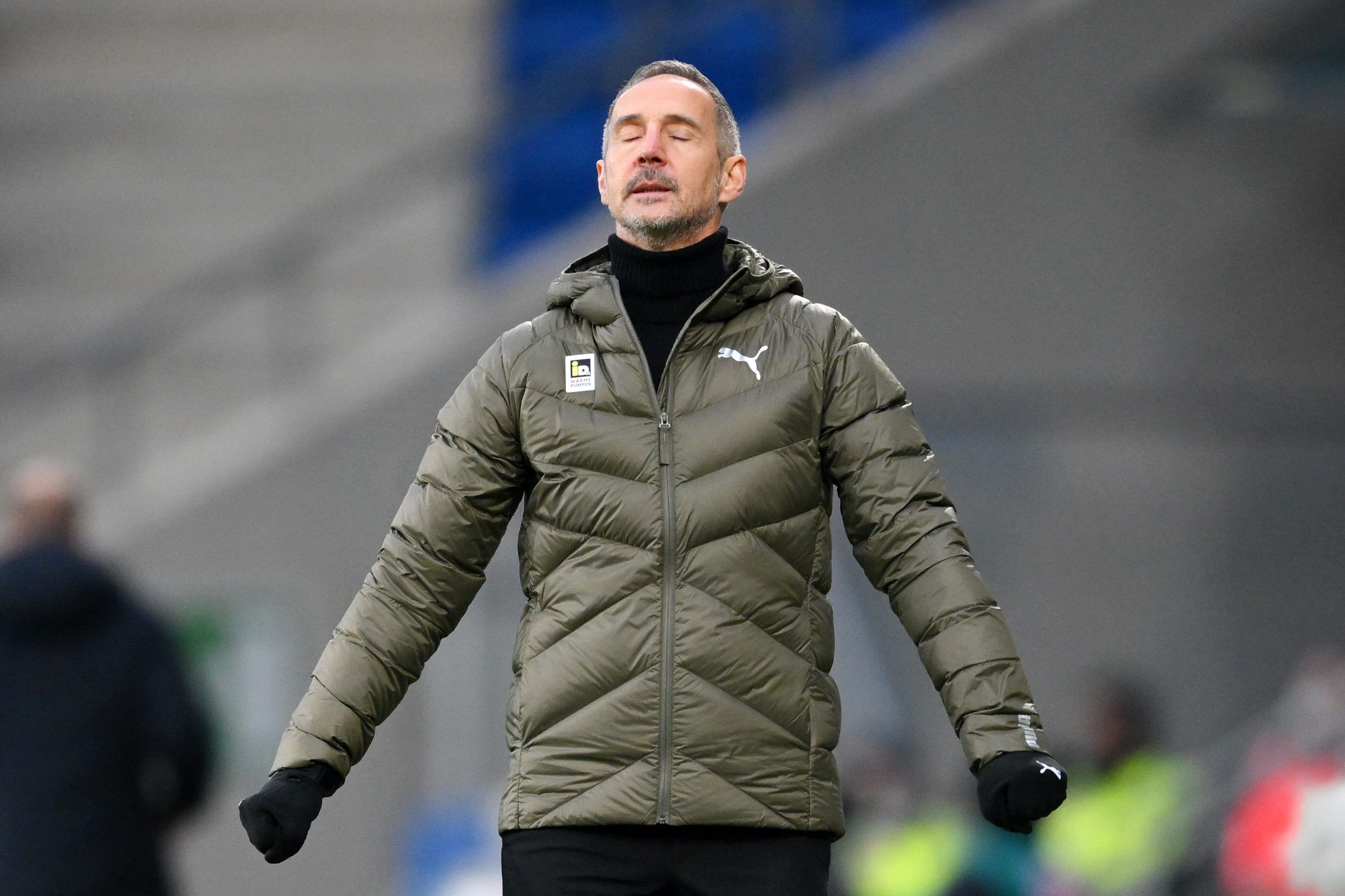 Adi Hütter, Trainer von Borussia Mönchengladbach, ballt nach dem Spiel in Hoffenheim am 18. Dezember 2021 mit geschlossenen Augen die Fäuste.