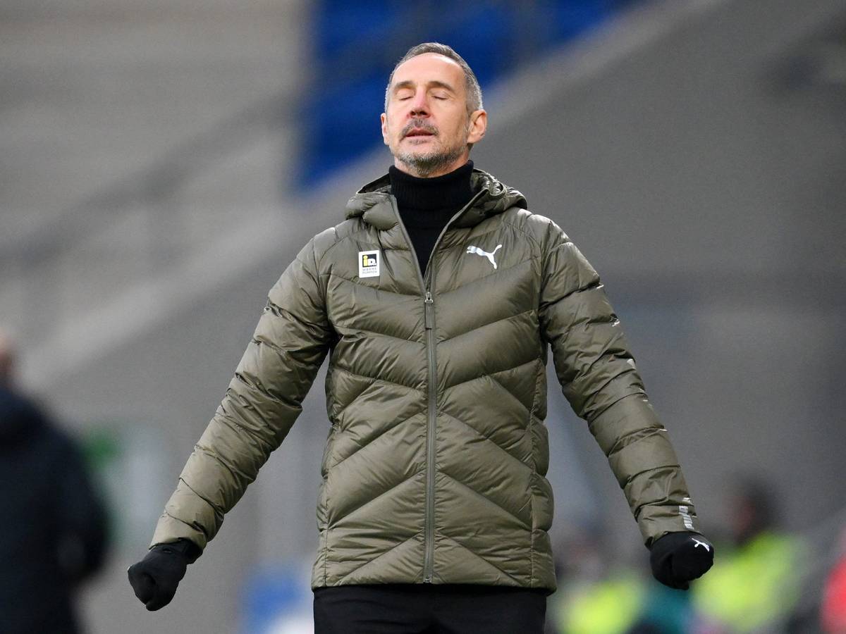 Adi Hütter, Trainer von Borussia Mönchengladbach, ballt nach dem Spiel in Hoffenheim am 18. Dezember 2021 mit geschlossenen Augen die Fäuste.
