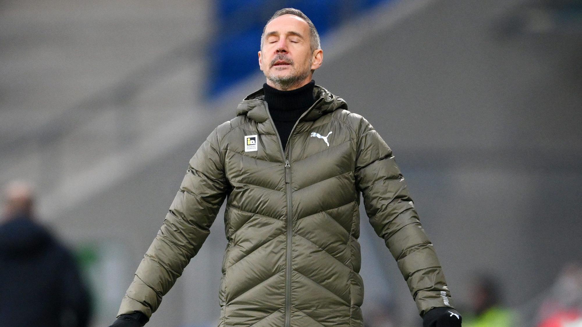 Adi Hütter, Trainer von Borussia Mönchengladbach, ballt nach dem Spiel in Hoffenheim am 18. Dezember 2021 mit geschlossenen Augen die Fäuste.