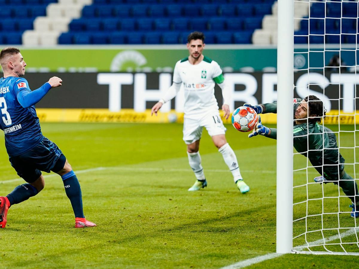 Borussia Mönchengladbach trennt sich am 17. Bundesliga-Spieltag mit 1:1 von der TSG Hoffenheim. Keeper Yann Sommer (r.) zeigte beim Match wieder starke Paraden.