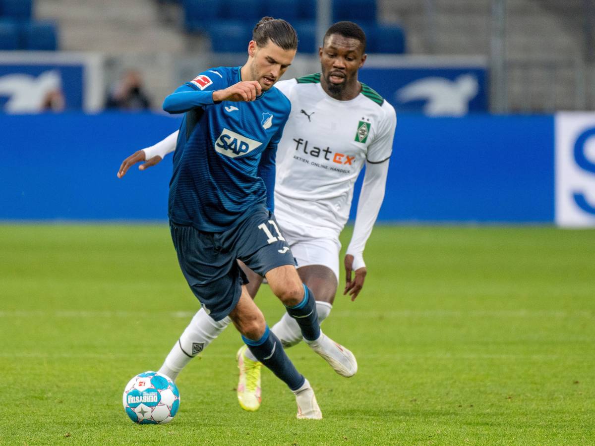 Florian Grillitsch (l.) von der TSG 1899 Hoffenheim gegen Marcus Thuram (r.) von Borussia Mnchengladbach am 18. Dezember 2021.