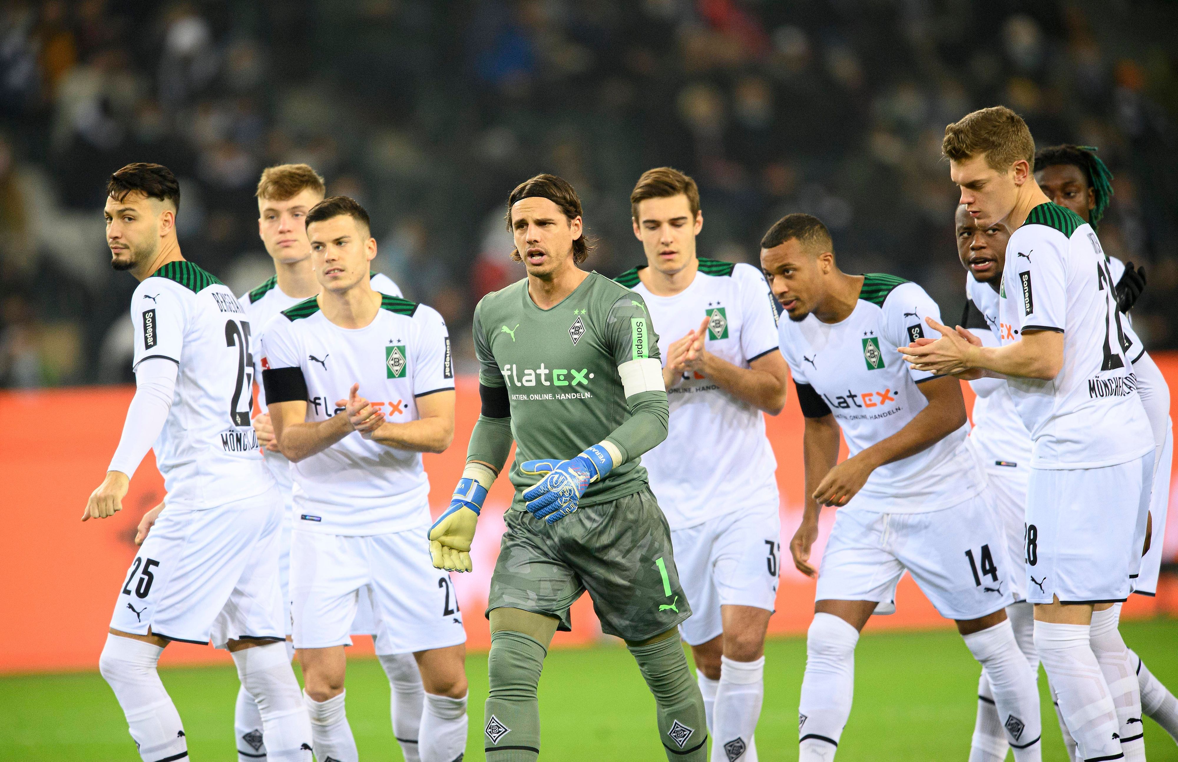 v.l. Ramy BENSEBAINI, Luca NETZ, Laszlo BENES, Torwart Yann SOMMER , Florian NEUHAUS, Alassane PLEA Denis ZAKARIA , Matthias GINTER applaudieren den VfL-Fans.
