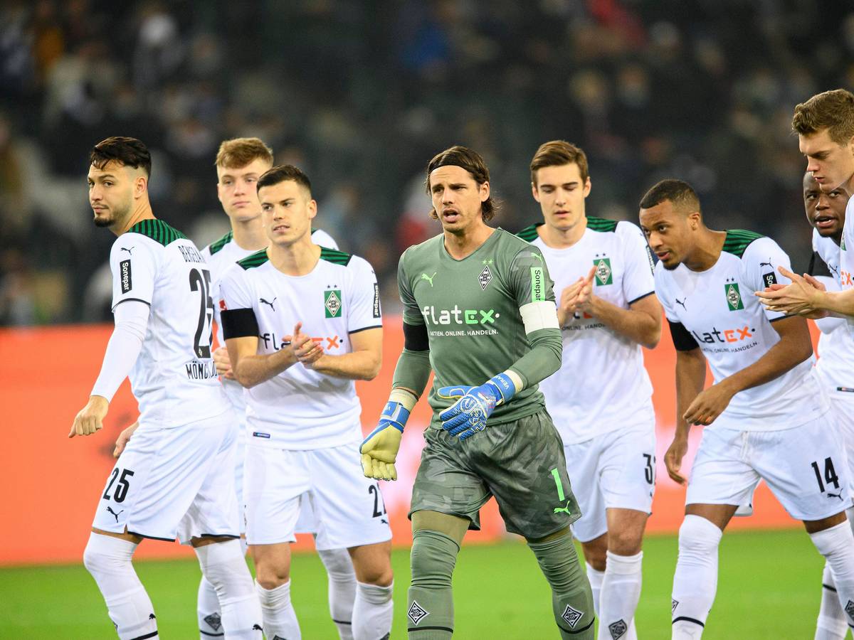 v.l. Ramy BENSEBAINI, Luca NETZ, Laszlo BENES, Torwart Yann SOMMER , Florian NEUHAUS, Alassane PLEA Denis ZAKARIA , Matthias GINTER applaudieren den VfL-Fans.