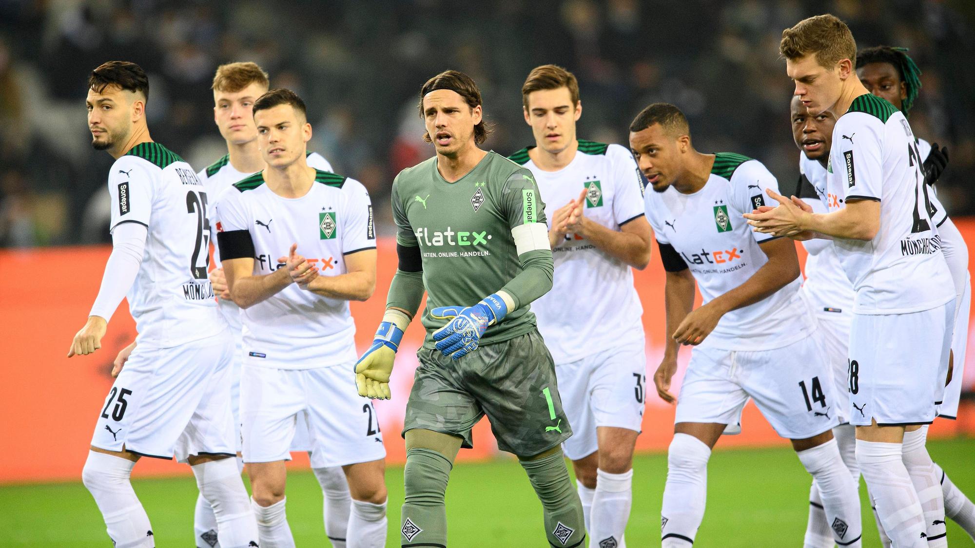 v.l. Ramy BENSEBAINI, Luca NETZ, Laszlo BENES, Torwart Yann SOMMER , Florian NEUHAUS, Alassane PLEA Denis ZAKARIA , Matthias GINTER applaudieren den VfL-Fans.