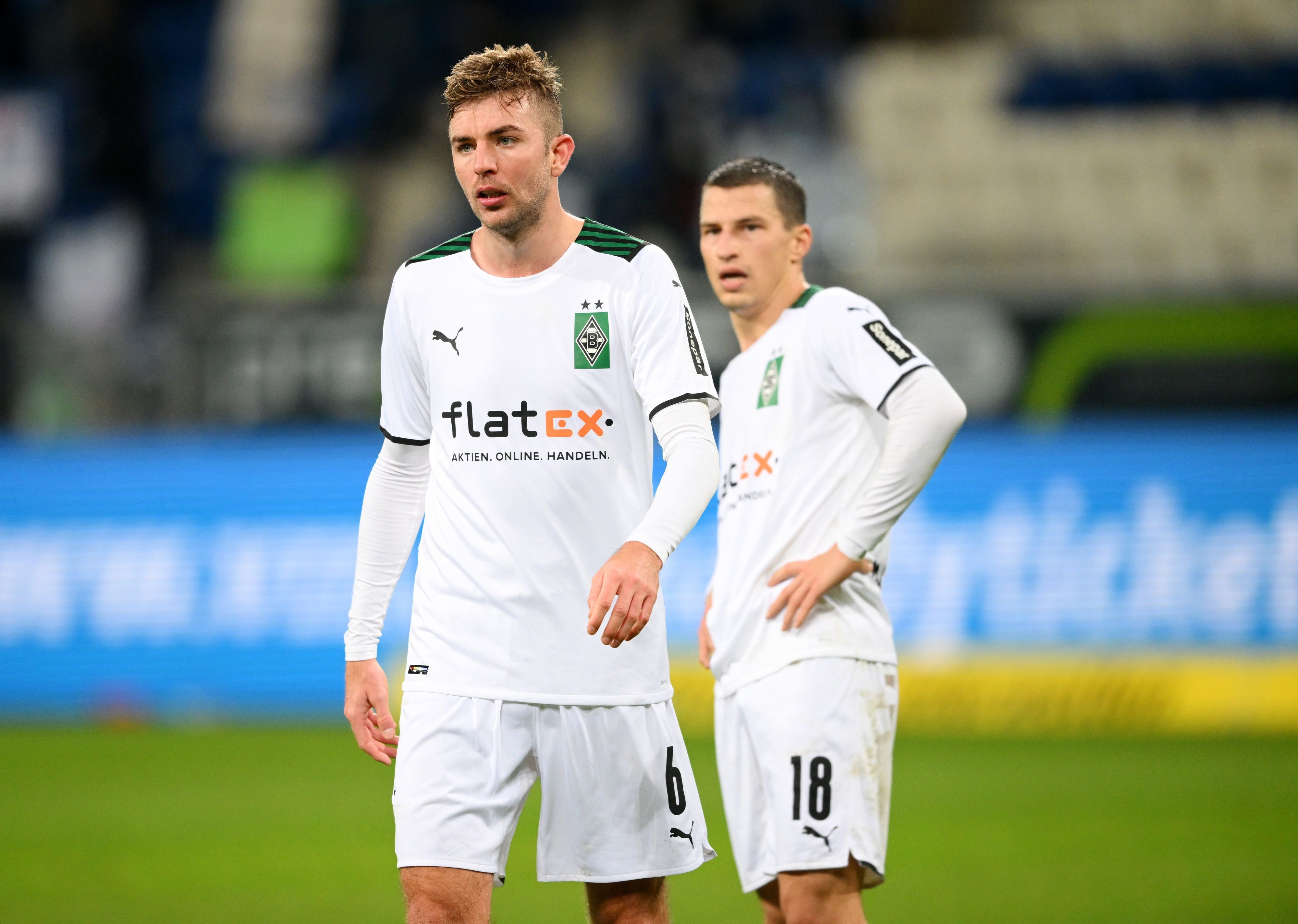 Christoph Kramer (l.) von Borussia Mönchengladbach, hier mit Teamkollege Stefan Lainer (r.), verlässt nach dem 1:1 bei der TSG Hoffenheim am Samstag (18. Dezember 2021) mit angefressenem Gesichtsausdruck das Spielfeld.