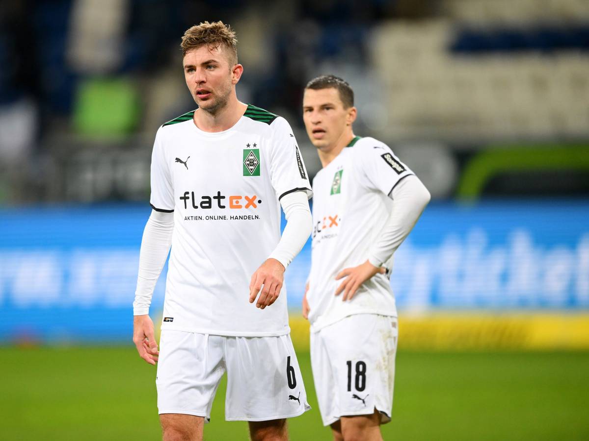Christoph Kramer (l.) von Borussia Mönchengladbach, hier mit Teamkollege Stefan Lainer (r.), verlässt nach dem 1:1 bei der TSG Hoffenheim am Samstag (18. Dezember 2021) mit angefressenem Gesichtsausdruck das Spielfeld.