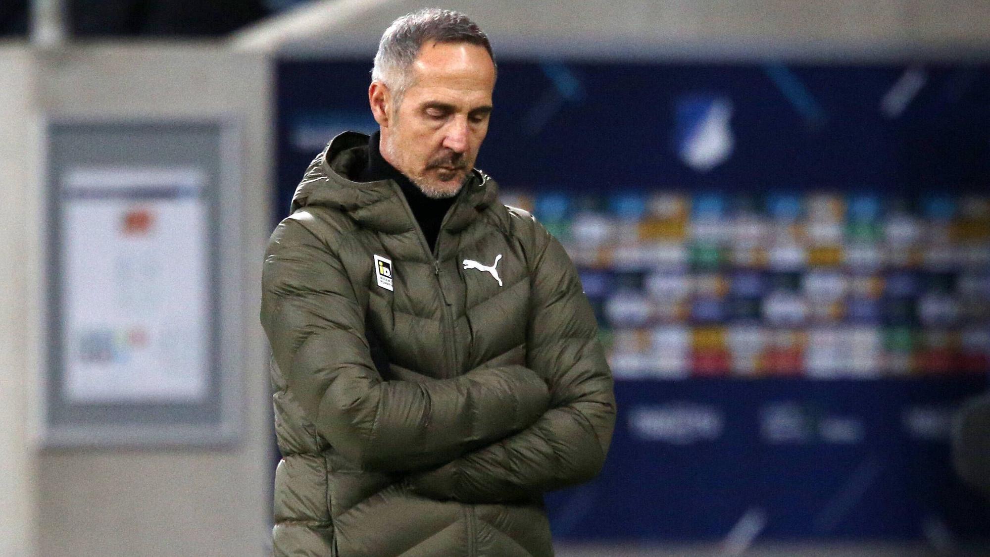 Adi Hütter, Trainer von Borussia Mönchengladbach, zeigte sich nach dem 1:1 bei der TSG Hoffenheim am Samstag (18. Dezember 2021) nachdenklich in der Mixed-Zone der Prezero Arena.