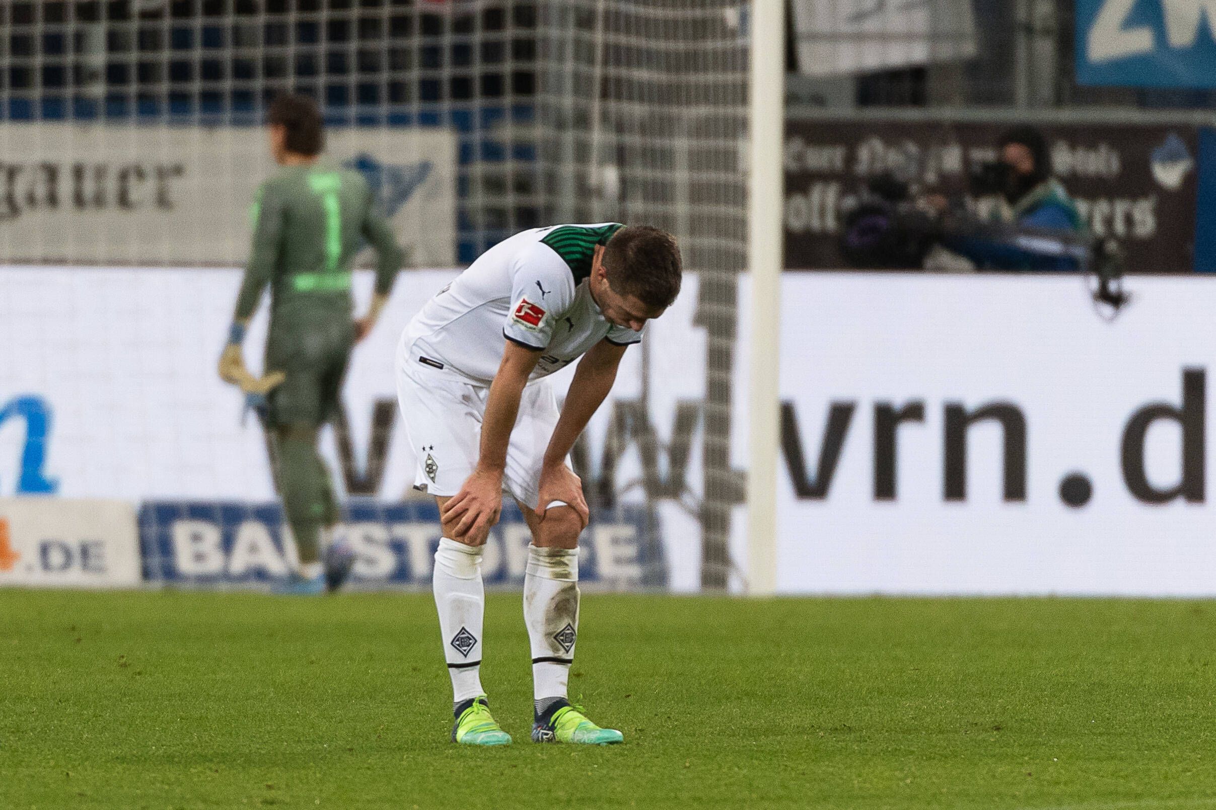 Nach Spielende in Hoffenheim macht sich bei Patrick Herrmann von Borussia Mönchengladbach die Enttäuschung über das 1:1 am Samstag (18. Dezember 2021) breit.