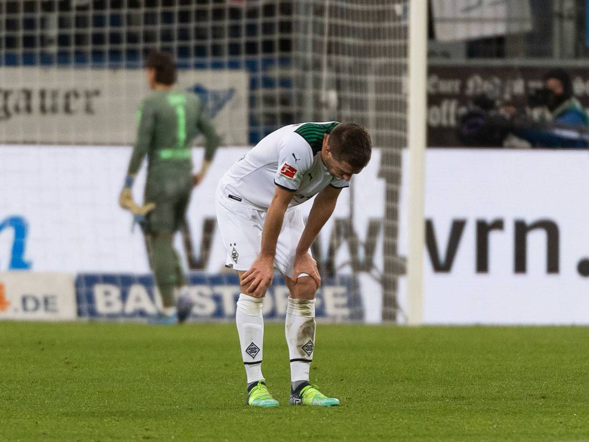 Nach Spielende in Hoffenheim macht sich bei Patrick Herrmann von Borussia Mönchengladbach die Enttäuschung über das 1:1 am Samstag (18. Dezember 2021) breit.