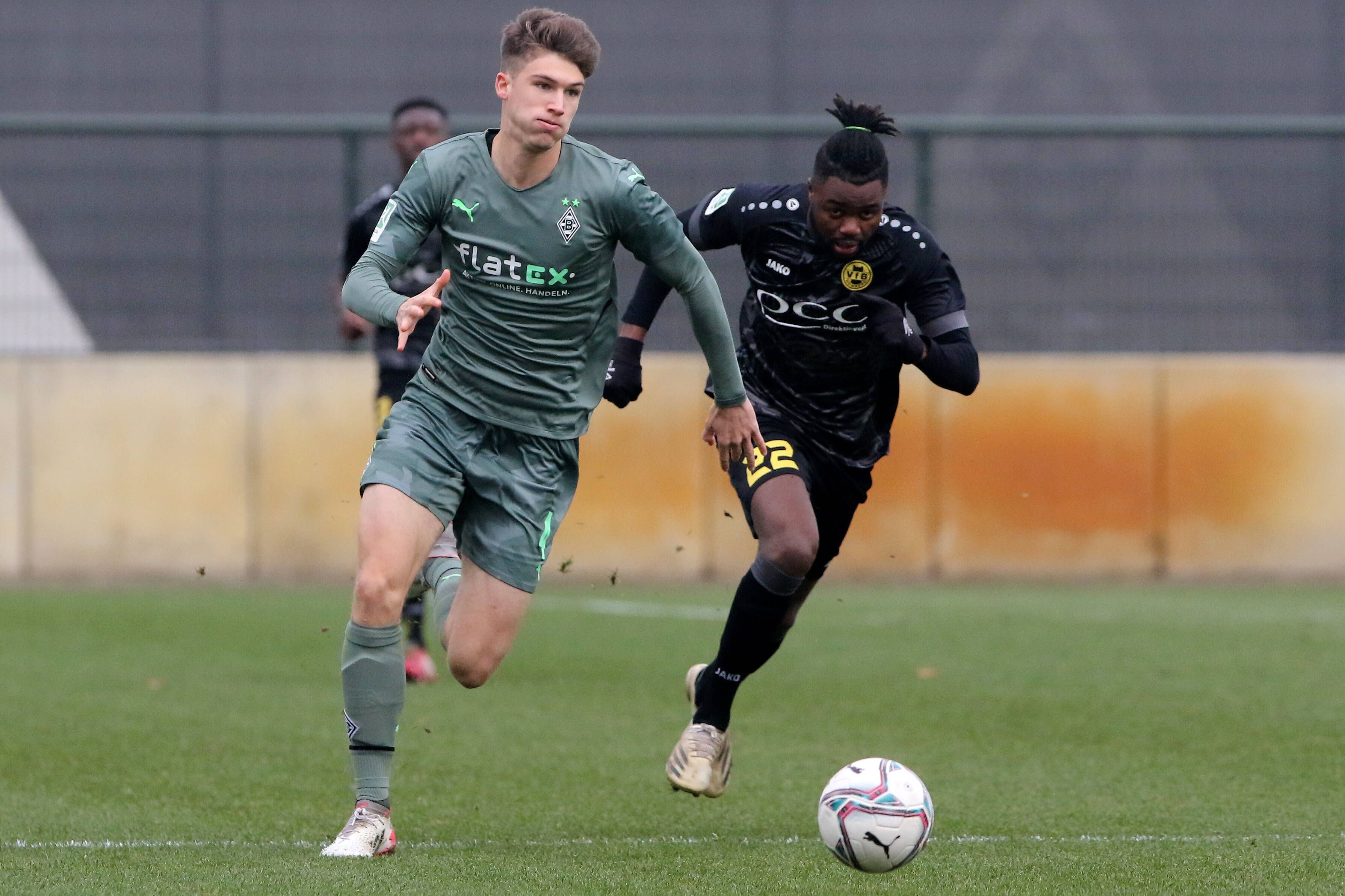 Tom Gaal (l.) von Borussia Mönchengladbach im Laufduell mit Mamodou Lamin Jallow (r.) vom VfB Homberg am 11. Dezember 2021.