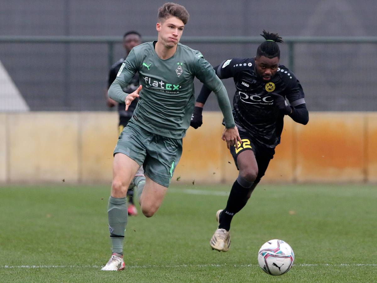 Tom Gaal (l.) von Borussia Mönchengladbach im Laufduell mit Mamodou Lamin Jallow (r.) vom VfB Homberg am 11. Dezember 2021.