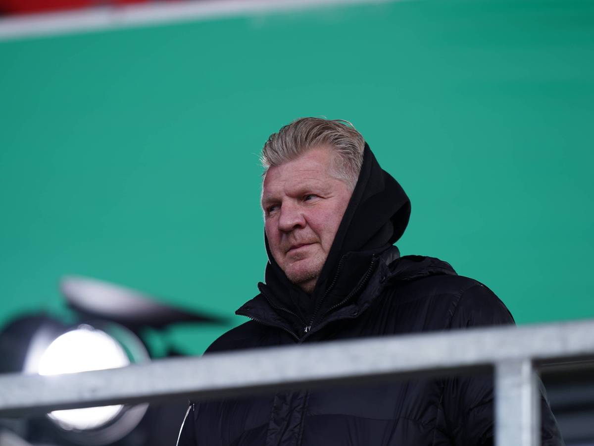 Stefan Effenberg, ehemaliger Spieler von Borussia Mönchengladbach, sitzt auf der Tribüne bei einem Spiel des DFB-Pokals am 7. April 2021.