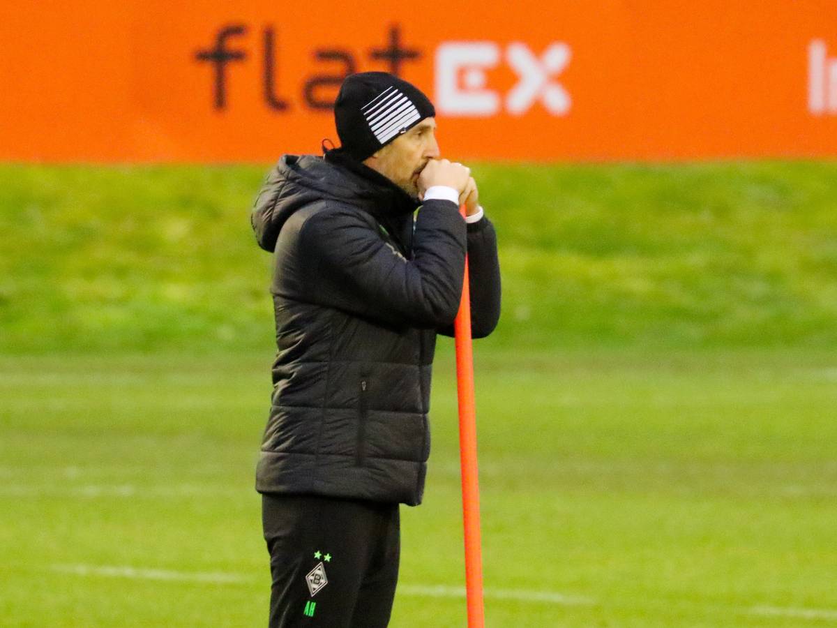 Adi Hütter, Trainer von Borussia Mönchengladbach lehnt auf einem orangenen Stab beim Training am Borussia-Park am 13. Dezember 2021.