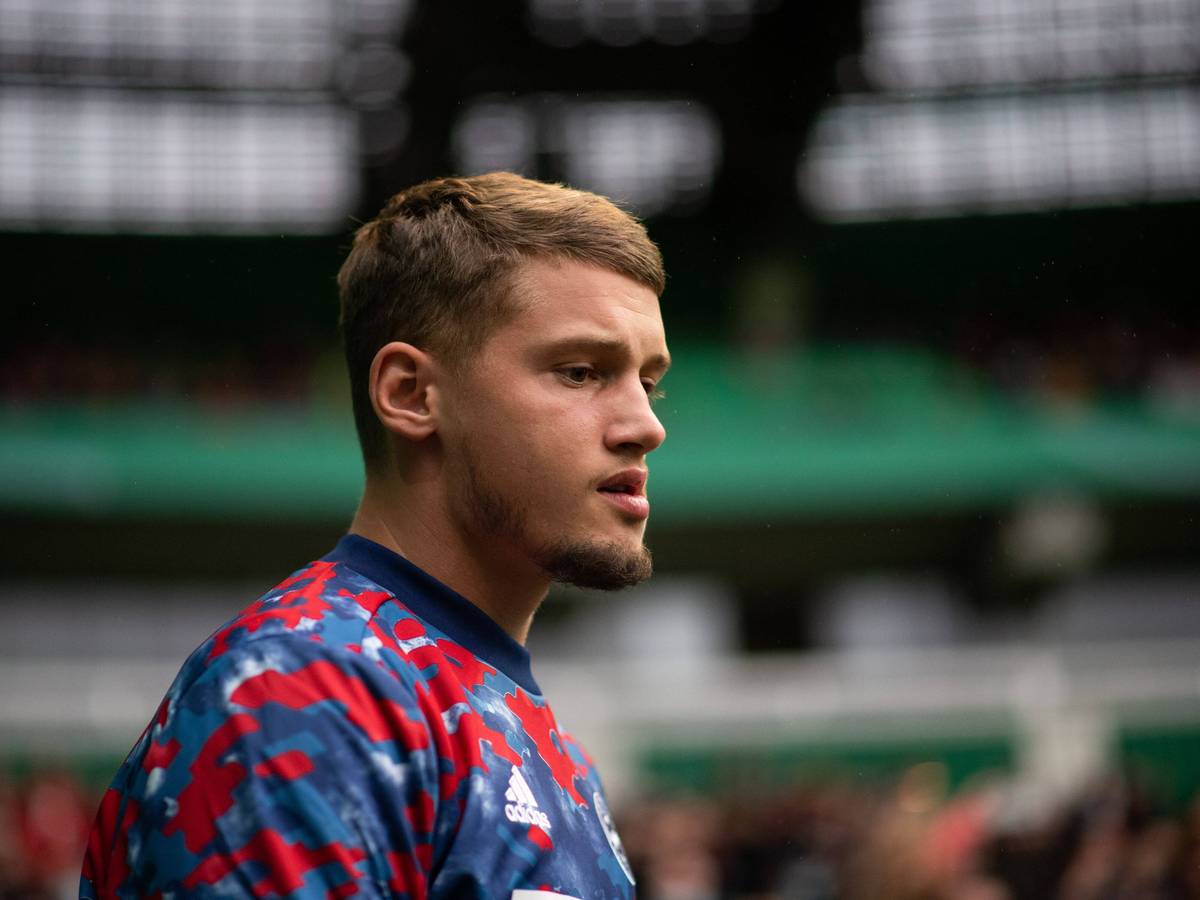 Michael Cuisance vom FC Bayern Muenchen am 25. August 2021 im DFB-Pokal beim Bremer SV schaut nachdenklich.