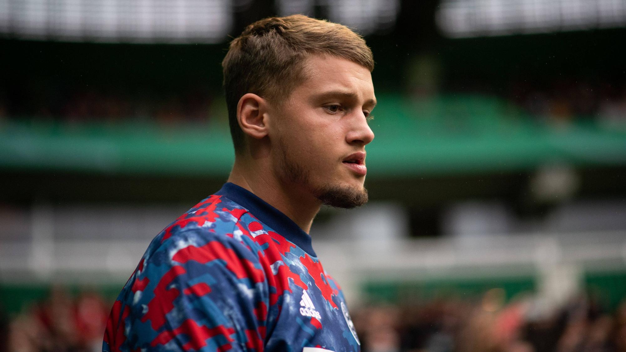 Michael Cuisance vom FC Bayern Muenchen am 25. August 2021 im DFB-Pokal beim Bremer SV schaut nachdenklich.