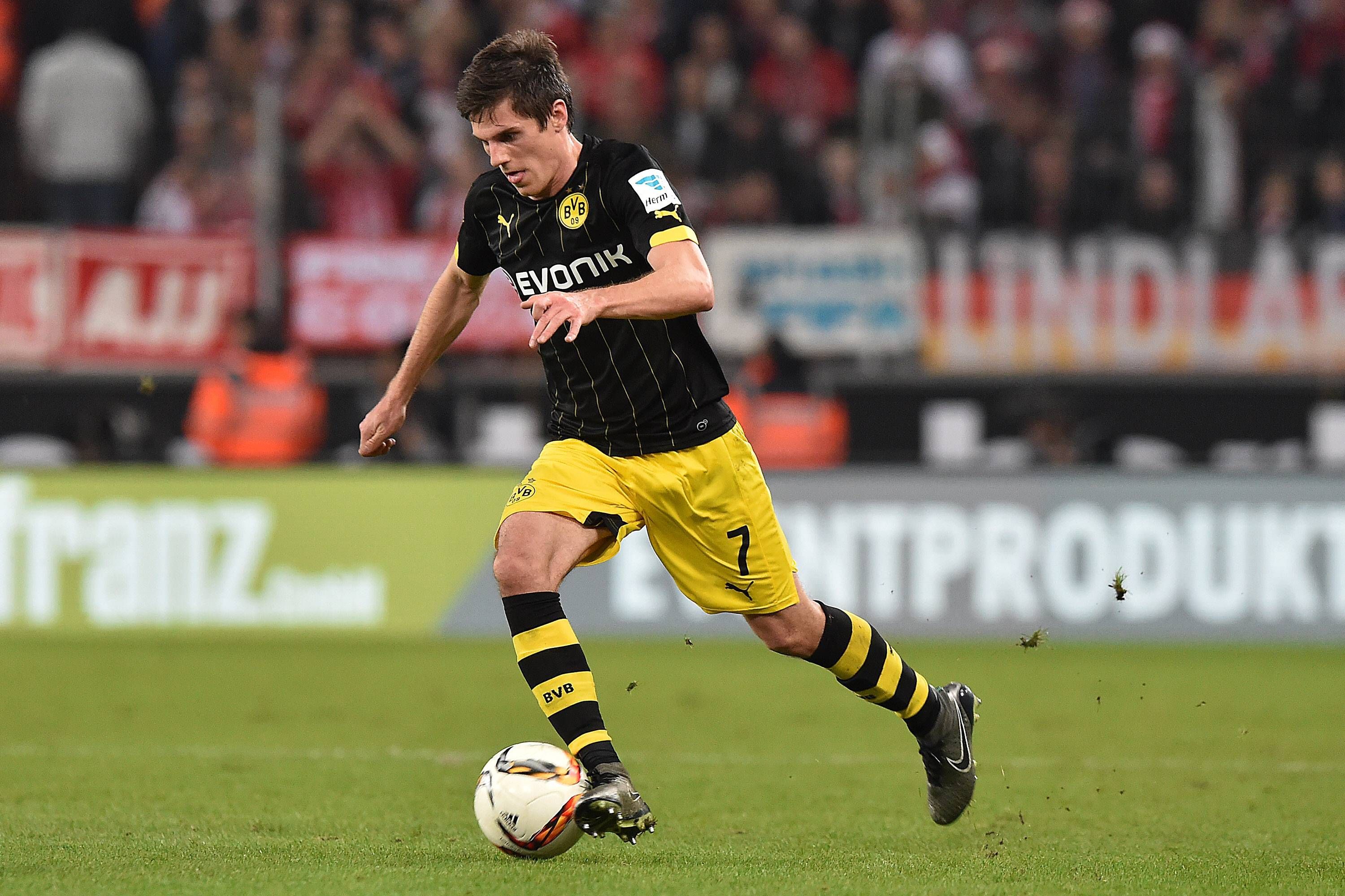 Jonas Hofmann, heute Borussia Mönchengladbach, als Spieler von Borussia Dortmund am 19. Dezember 2015 im Duell mit dem 1. FC Köln beim Sprint mit Ball.