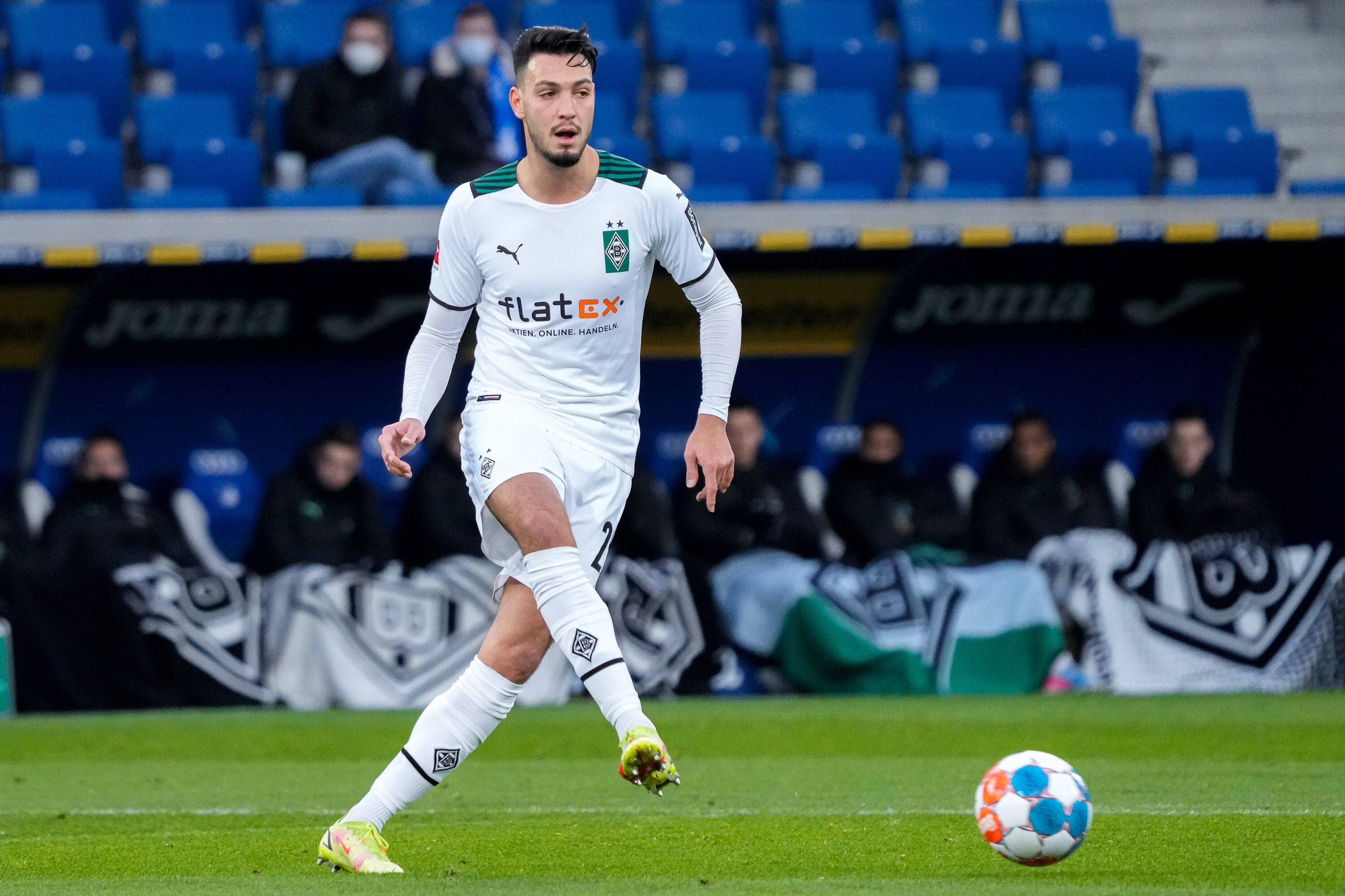 Ramy Bensebaini von Borussia Mönchengladbach schießt im Bundesligaspiel seines Teams gegen die TSG Hoffenheim am 18. Dezember 2021, den Ball.
