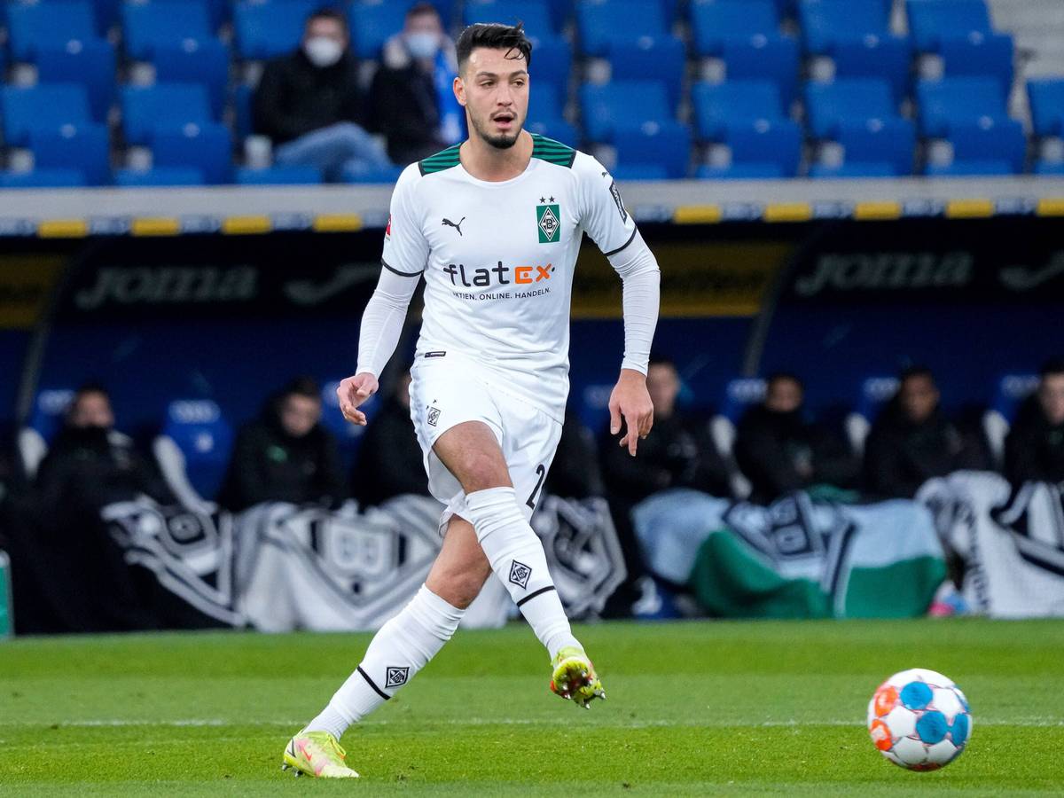 Ramy Bensebaini von Borussia Mönchengladbach schießt im Bundesligaspiel seines Teams gegen die TSG Hoffenheim am 18. Dezember 2021, den Ball.